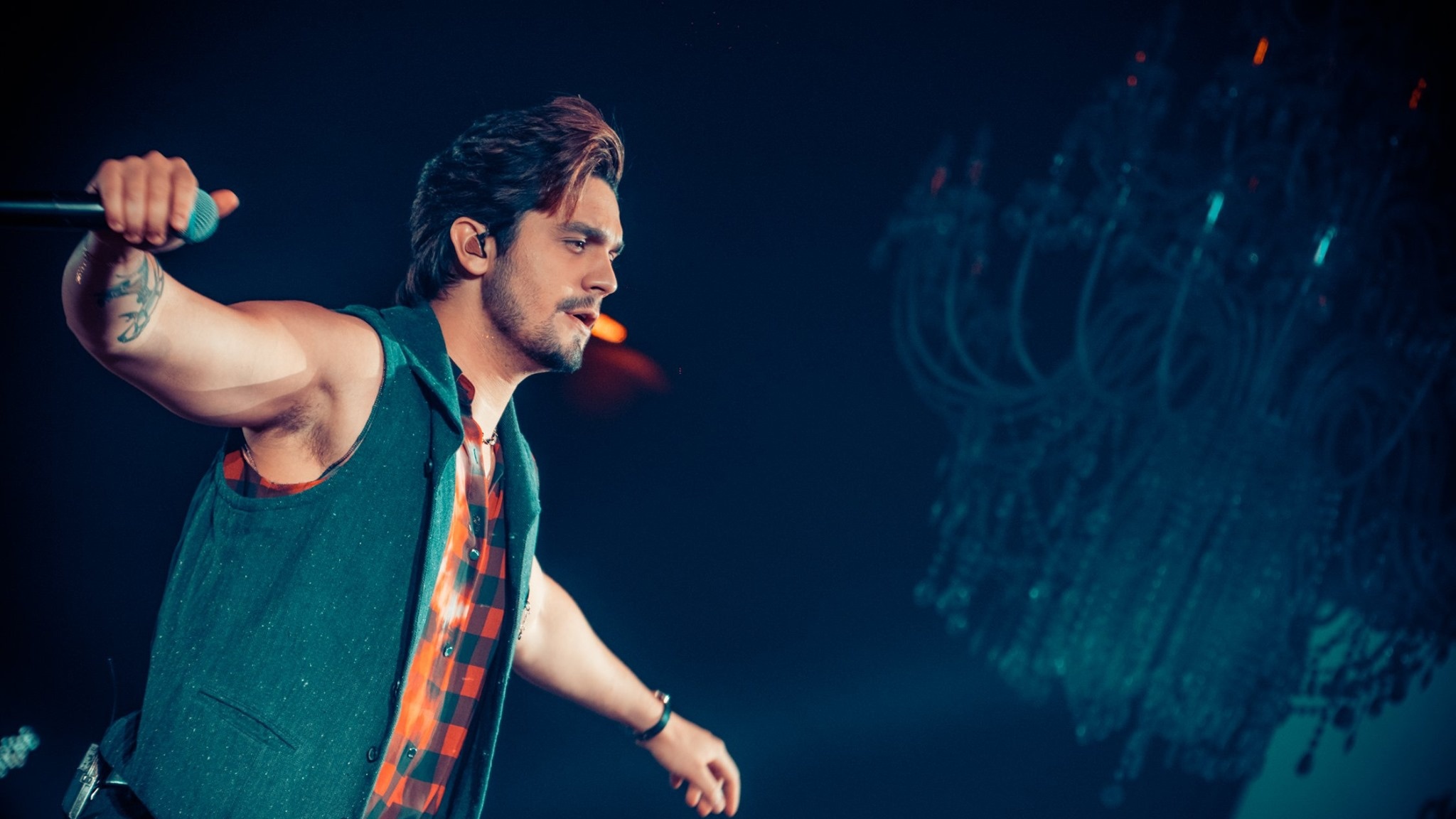 Luan Santana, Celebratory event, Memorable milestones, Brazilian music icon, 2050x1160 HD Desktop
