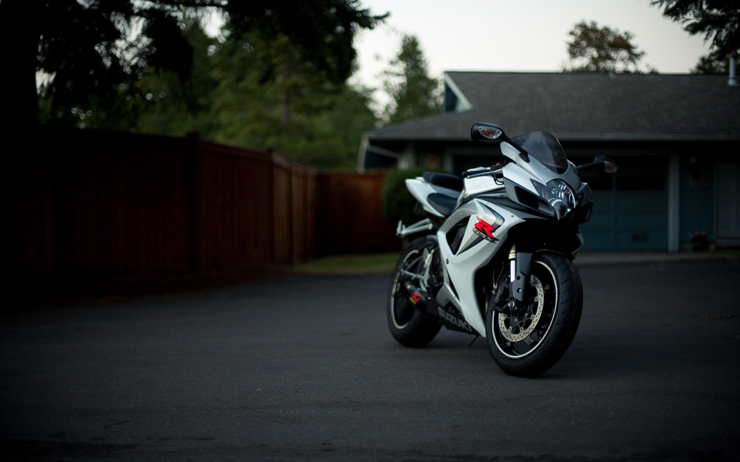 Suburban, Suzuki GSX-R1000 Wallpaper, 2880x1800 HD Desktop