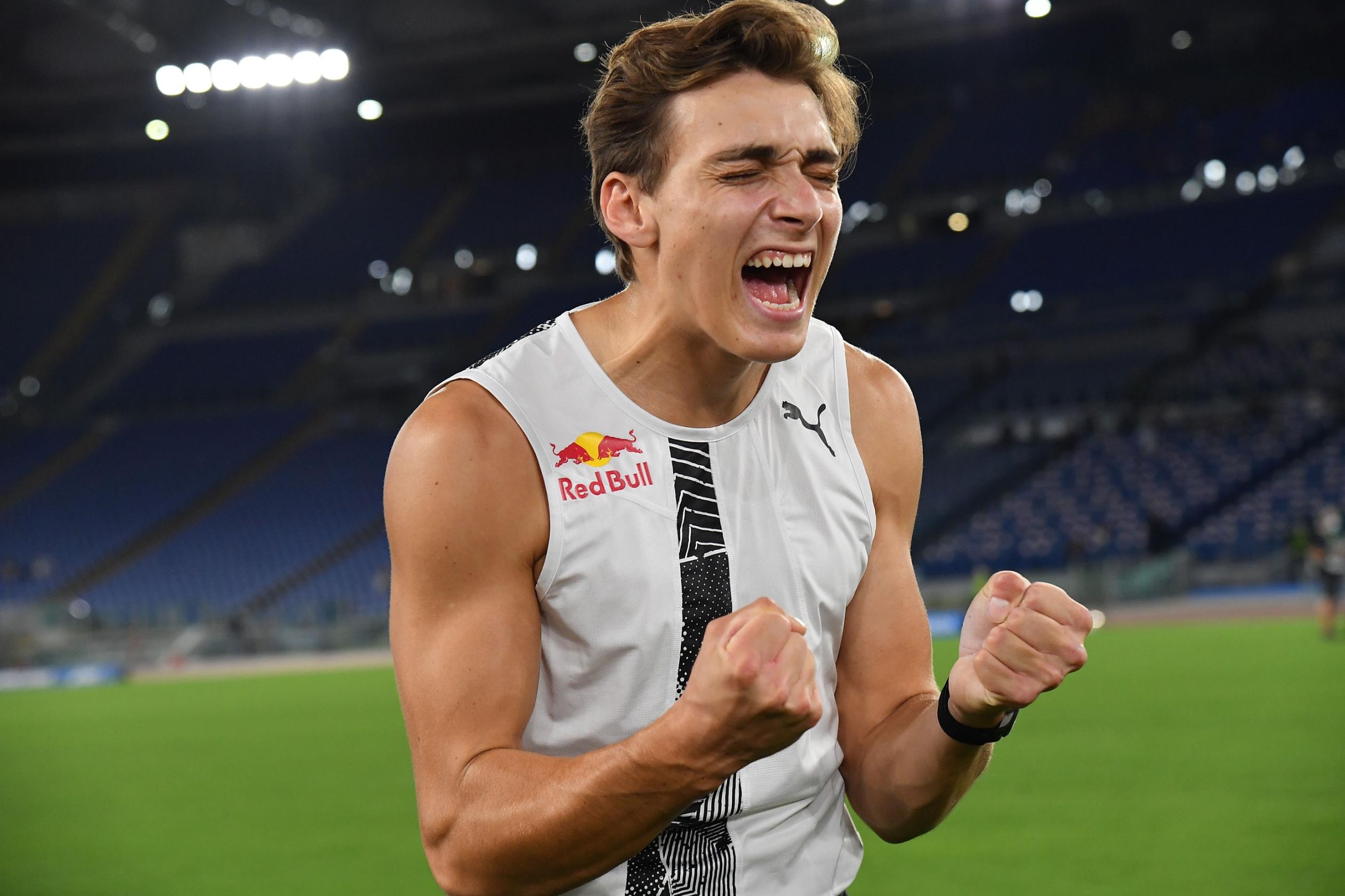 Armand Duplantis, Pole vault world record, Another feat, CNN news report, 2530x1690 HD Desktop