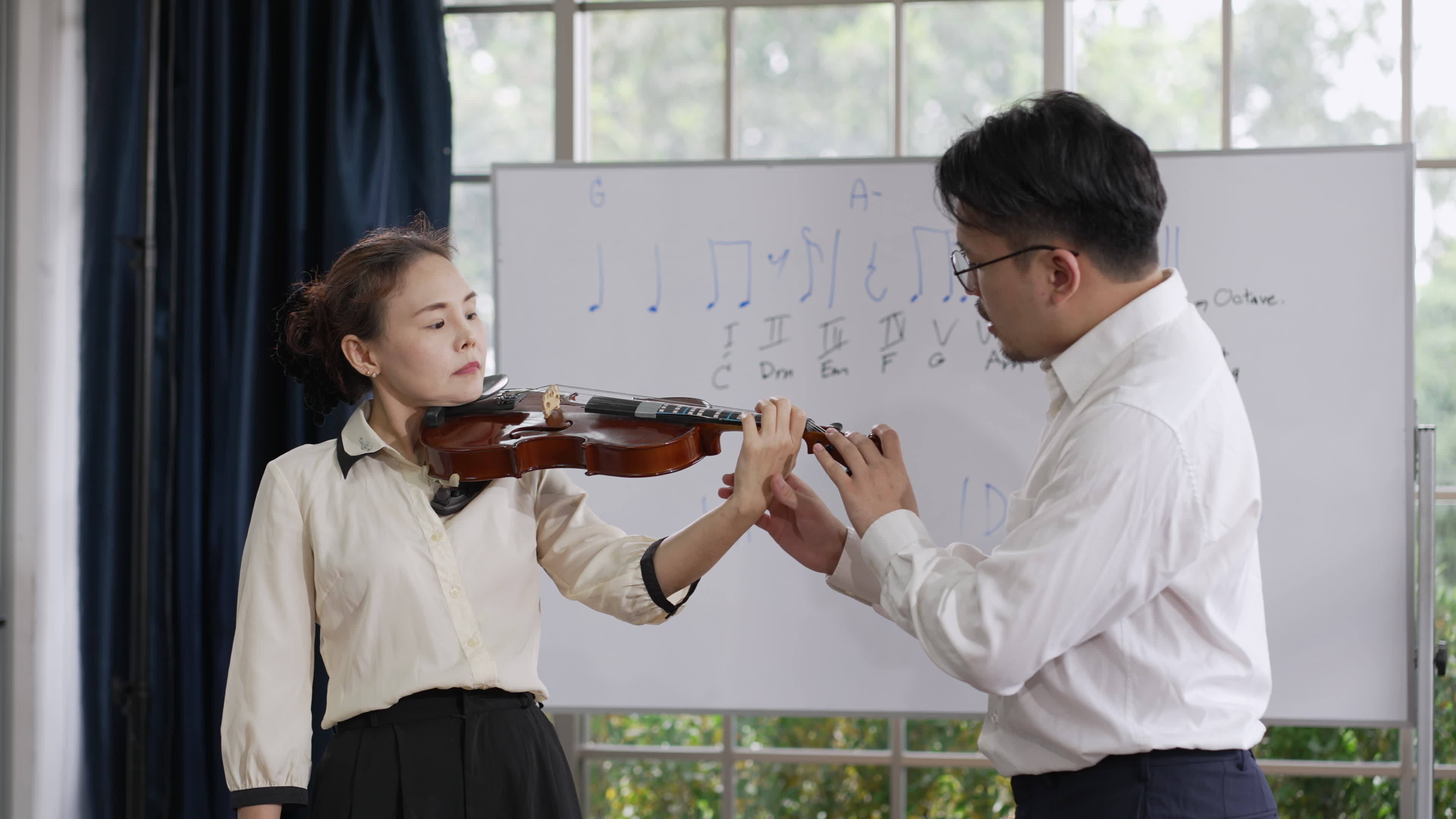 Adult woman learning, Play violin, Musical education, Classroom experience, 3840x2160 4K Desktop