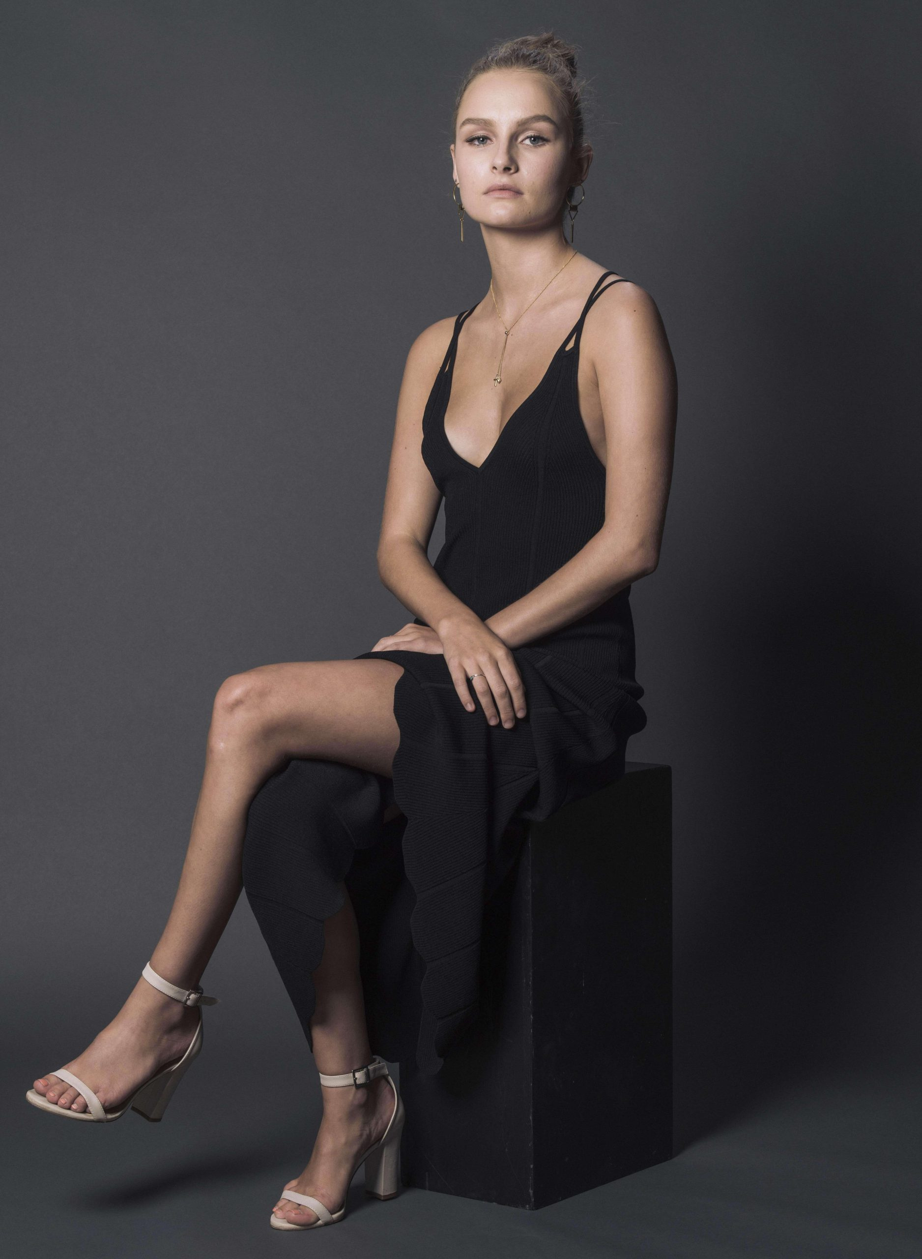 Olivia DeJonge, Sexy woman of the day, 1880x2560 HD Phone