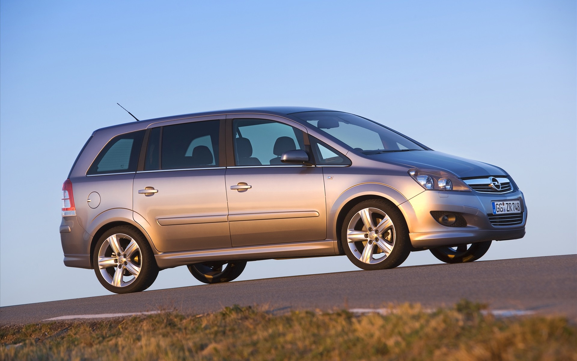 Opel Zafira, Stylish MPV, Modern design, Efficient performance, 1920x1200 HD Desktop