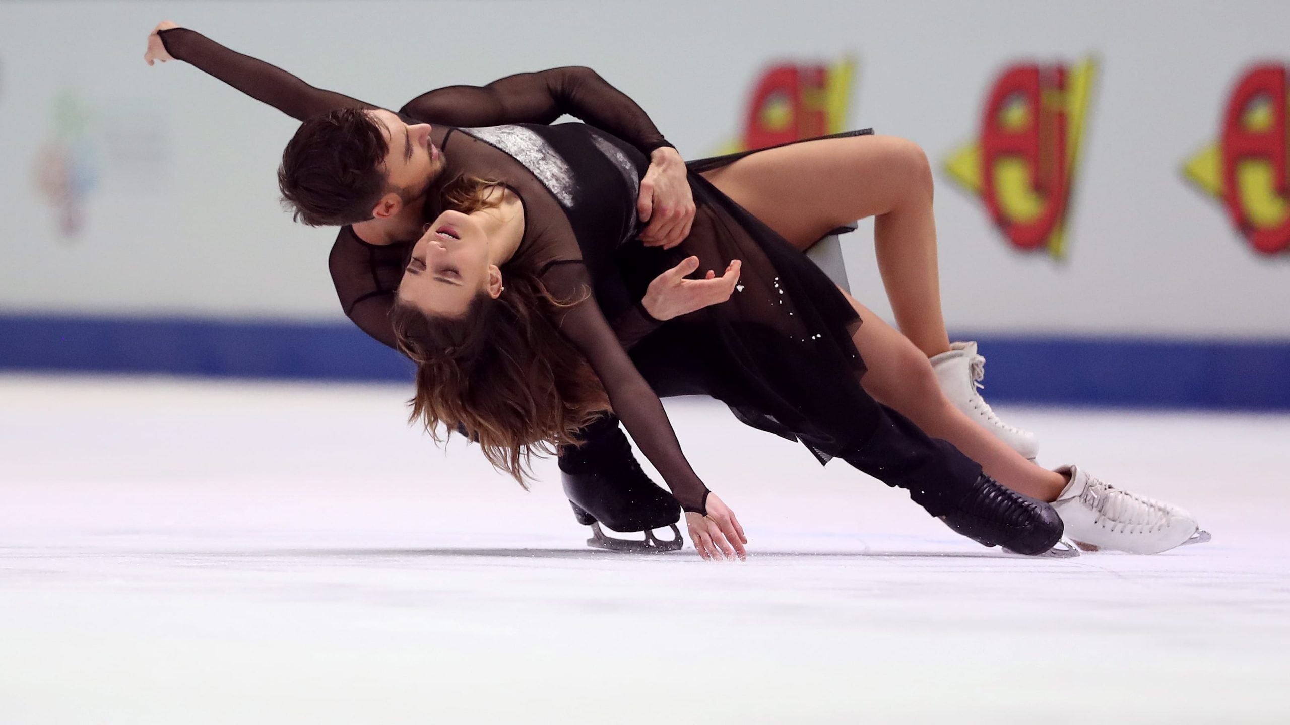 Pair skating, Tango performance, Breathtaking 4k video, Music-driven artistry, 2560x1440 HD Desktop