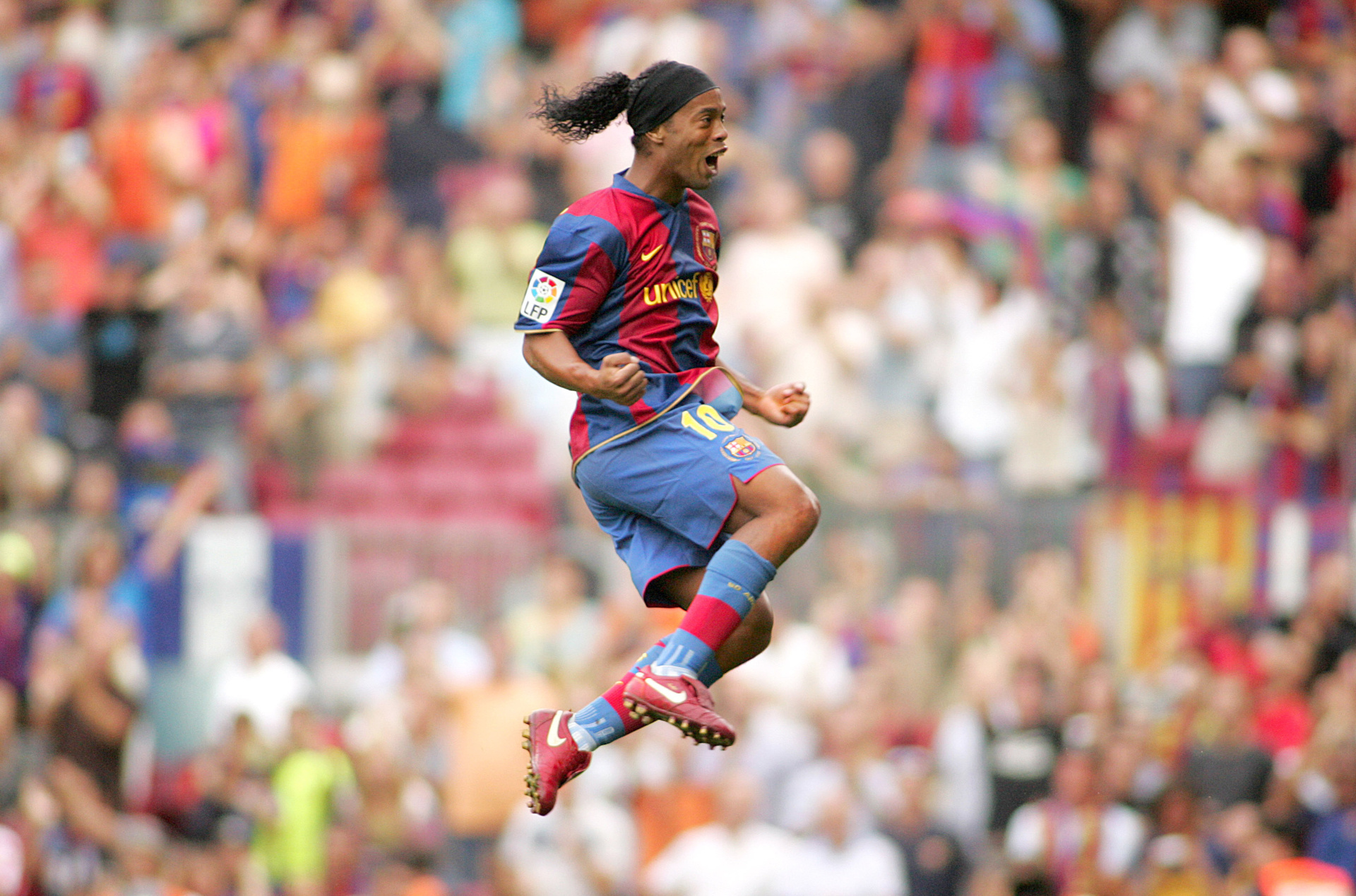 Ronaldinho, FC Barcelona kit, mid-air goal celebration, HD Desktop wallpaper