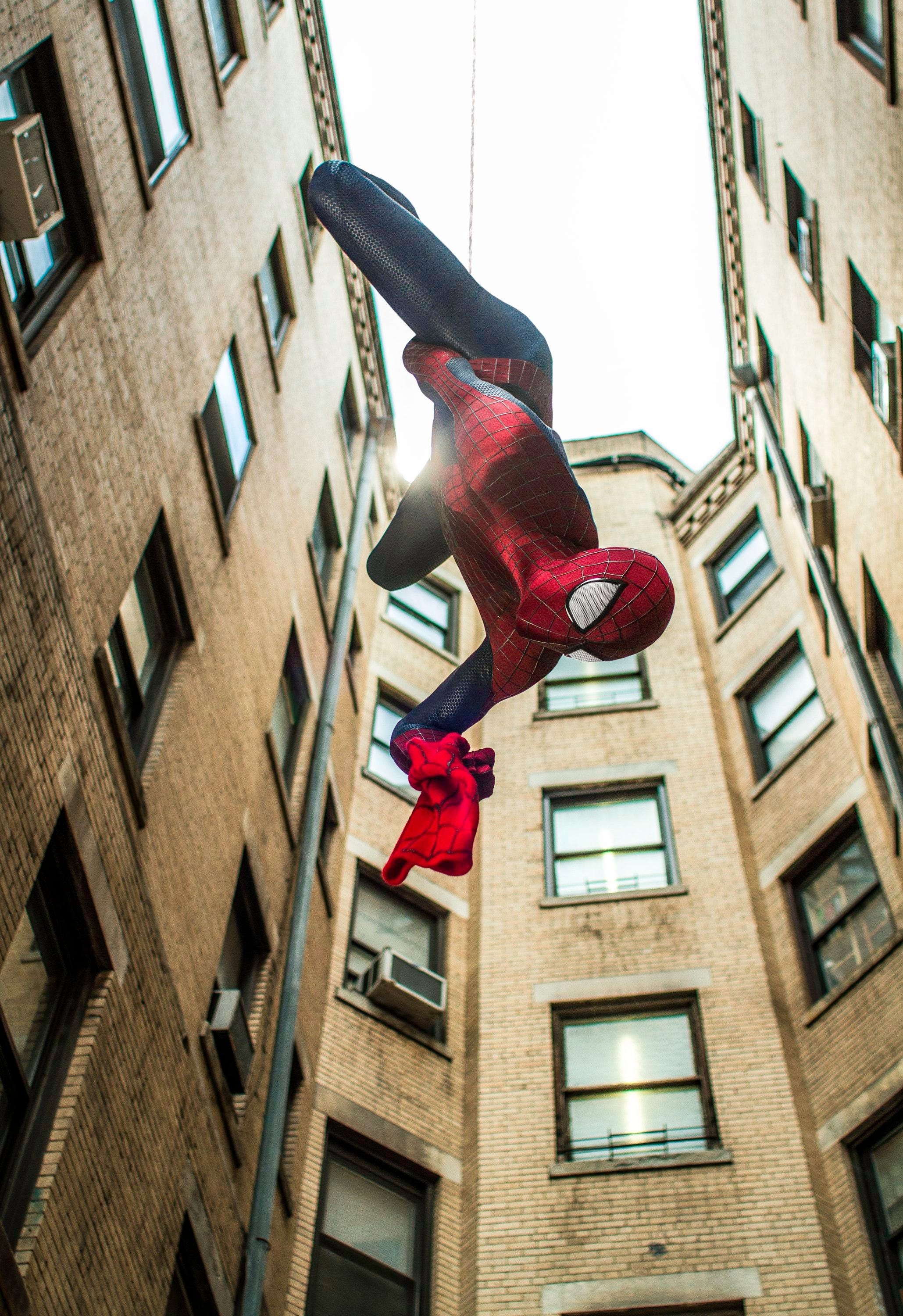 The Amazing Spider-Man, brick apartment buildings, upside-down hanging pose, HD Phone wallpaper