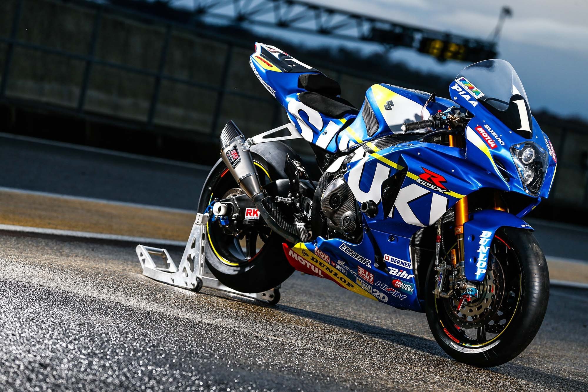 Circuit Race, Suzuki GSX-R1000 Wallpaper, 2000x1340 HD Desktop