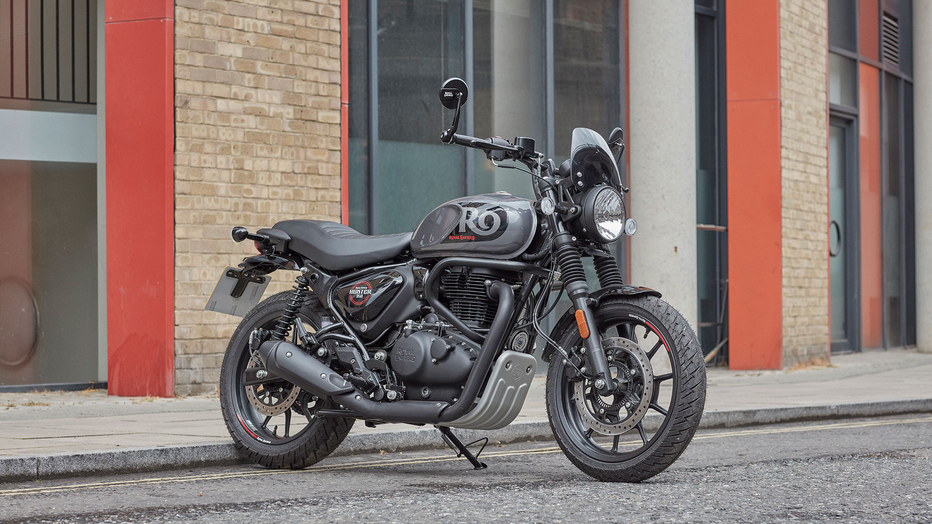 Royal Enfield Hunter 350, Dapper Grey fuel tank, urban street curb, Full HD Desktop wallpaper
