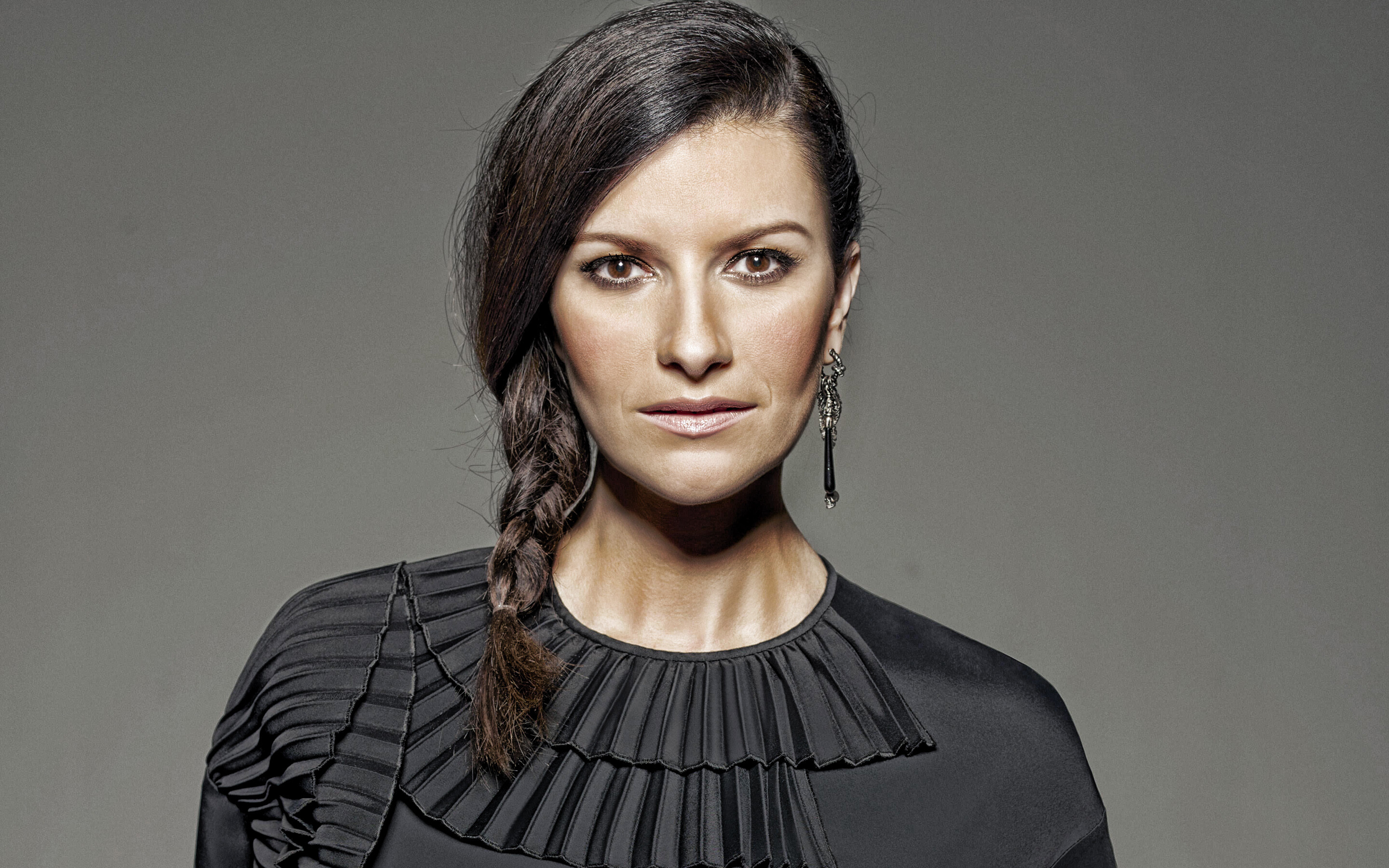 Laura Pausini, Italian superstar, Portrait elegance, Black dress allure, 2880x1800 HD Desktop