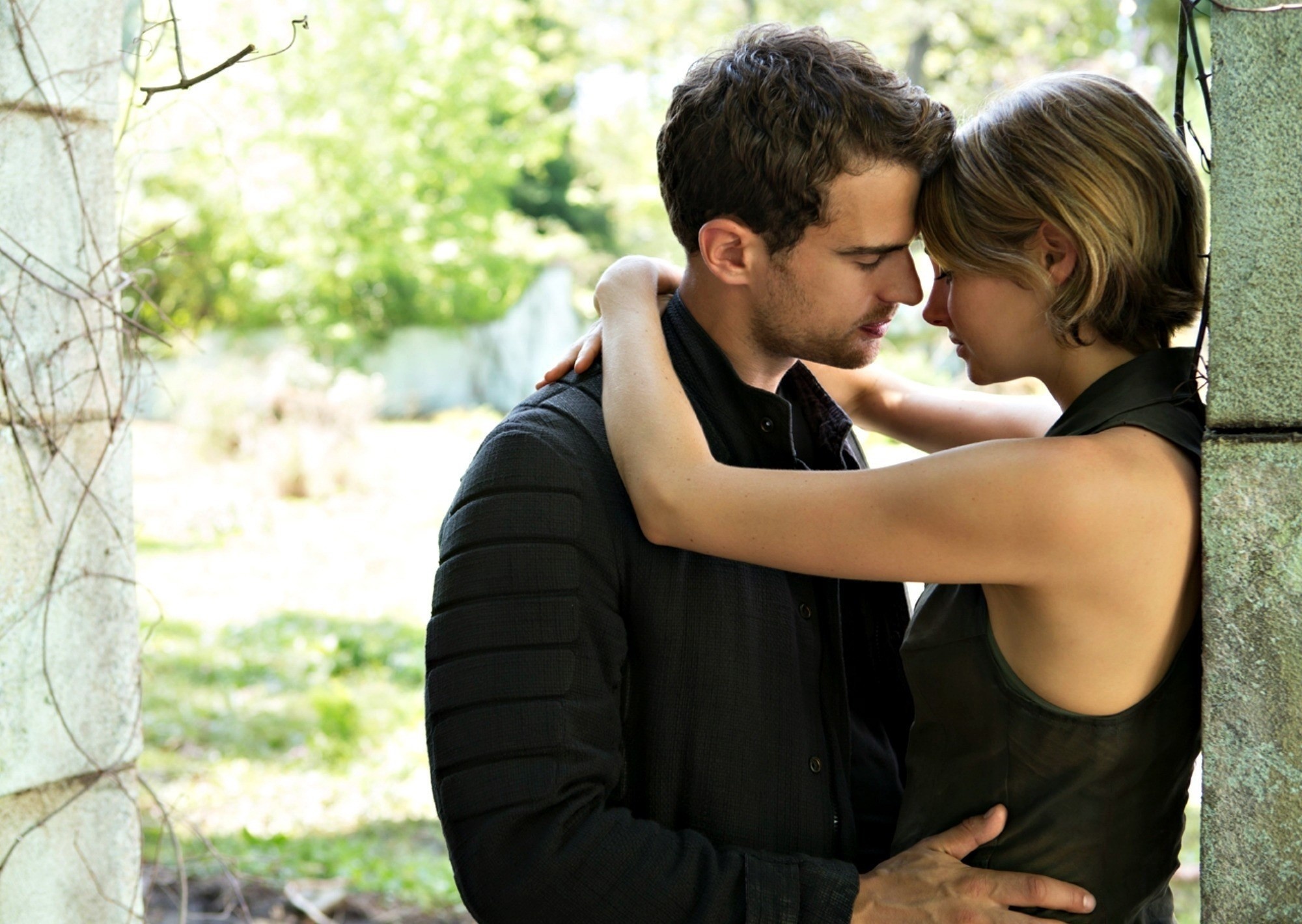 Kiss couple, Divergent series, Allegiant Tris, 2000x1420 HD Desktop