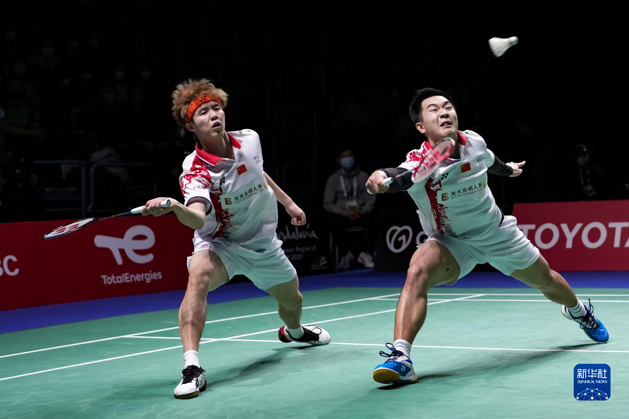 He Jiting, Badminton agility, Lightning-fast reflexes, Quick thinking, 2050x1370 HD Desktop