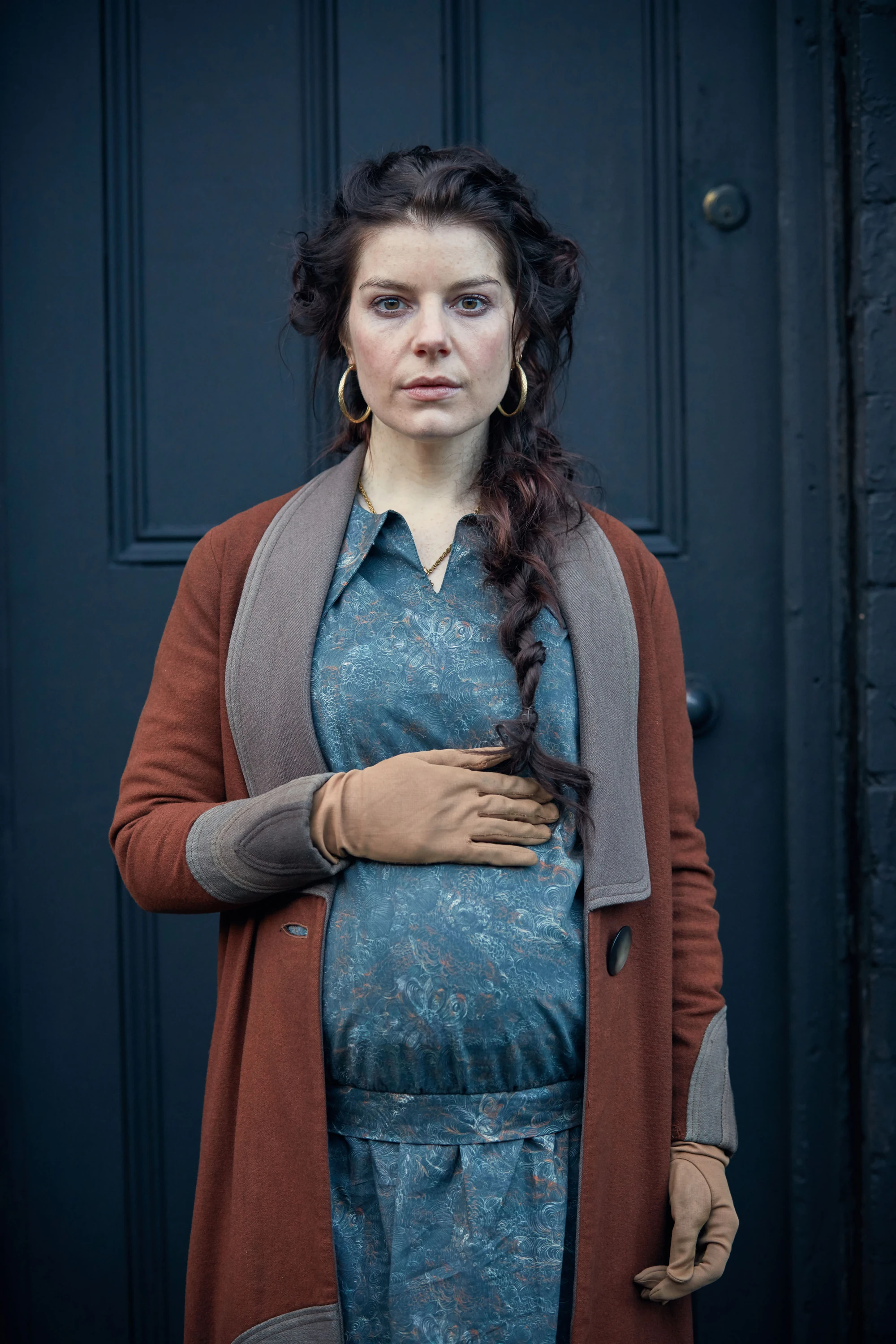 Esme Shelby (Aimee-Ffion Edwards), Blue dress and rust cardigan, Standing before a dark door, HD Phone wallpaper
