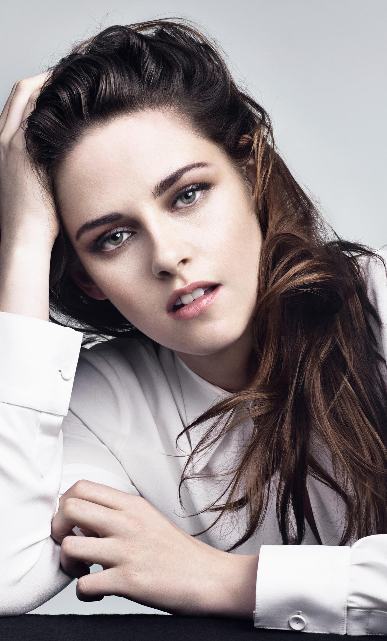 Kristen Stewart, iPhone 6 wallpapers, On-the-go beauty, Digital charm, 1280x2120 HD Phone