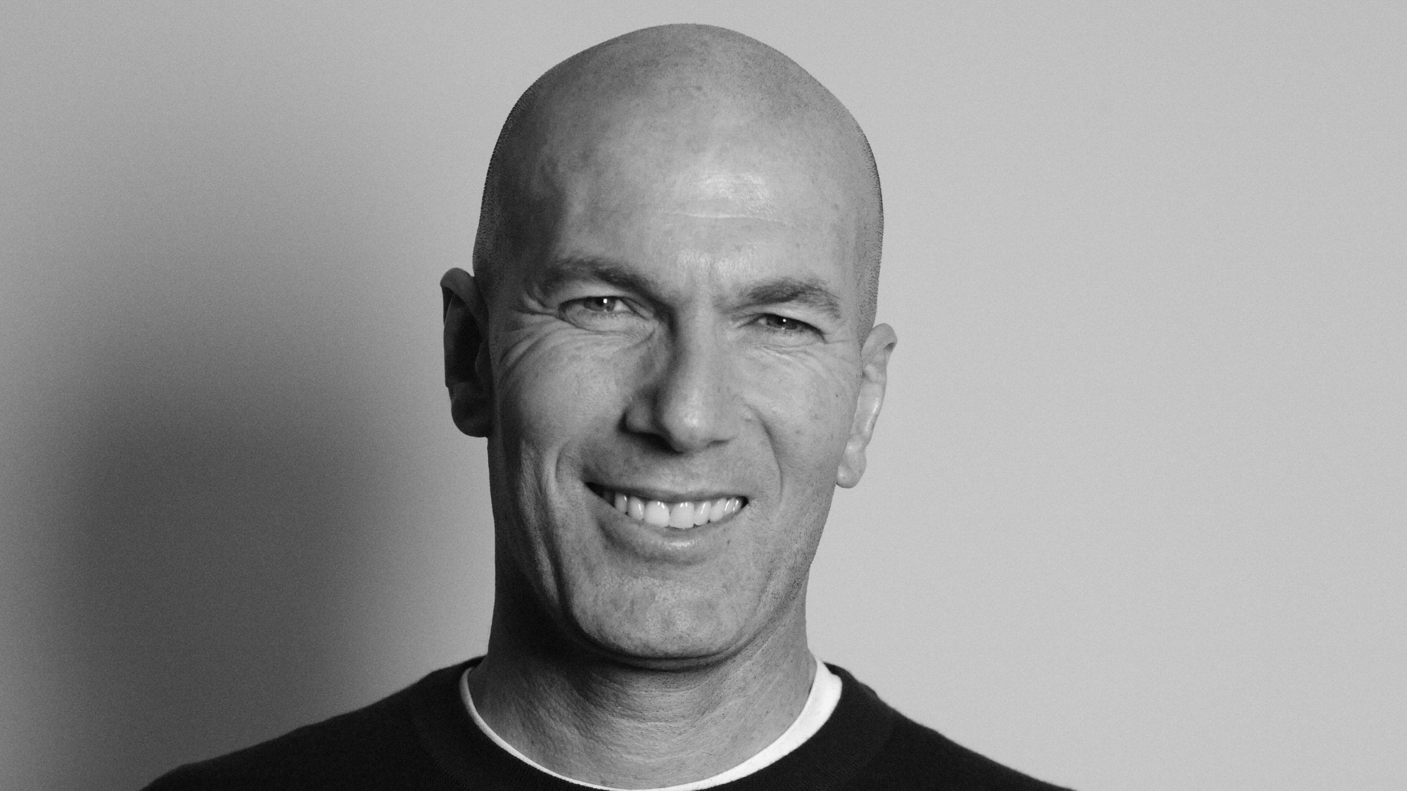 Zinedine Zidane, Black and white portrait, Smiling studio headshot, HD Desktop wallpaper