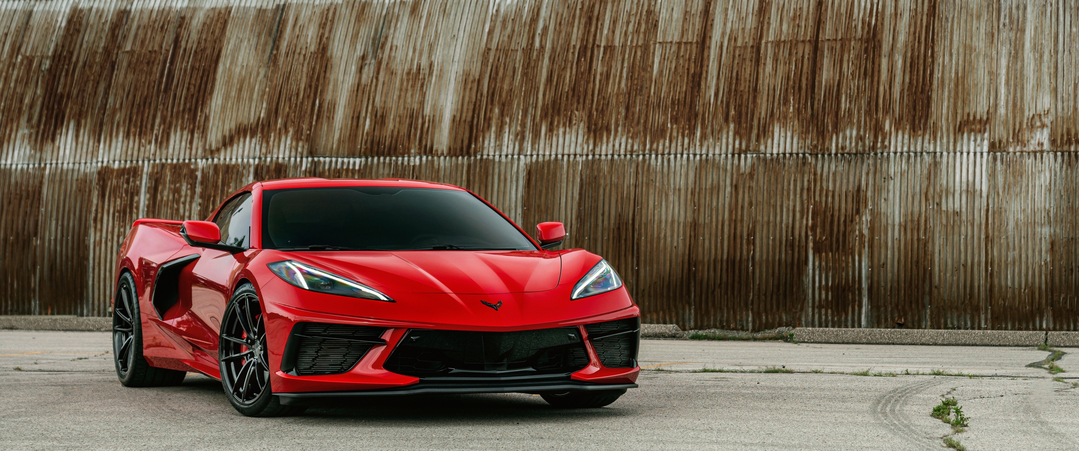 Chevrolet Corvette C8 Stingray, weathered corrugated metal wall, black alloy wheels, Dual Screen Desktop wallpaper
