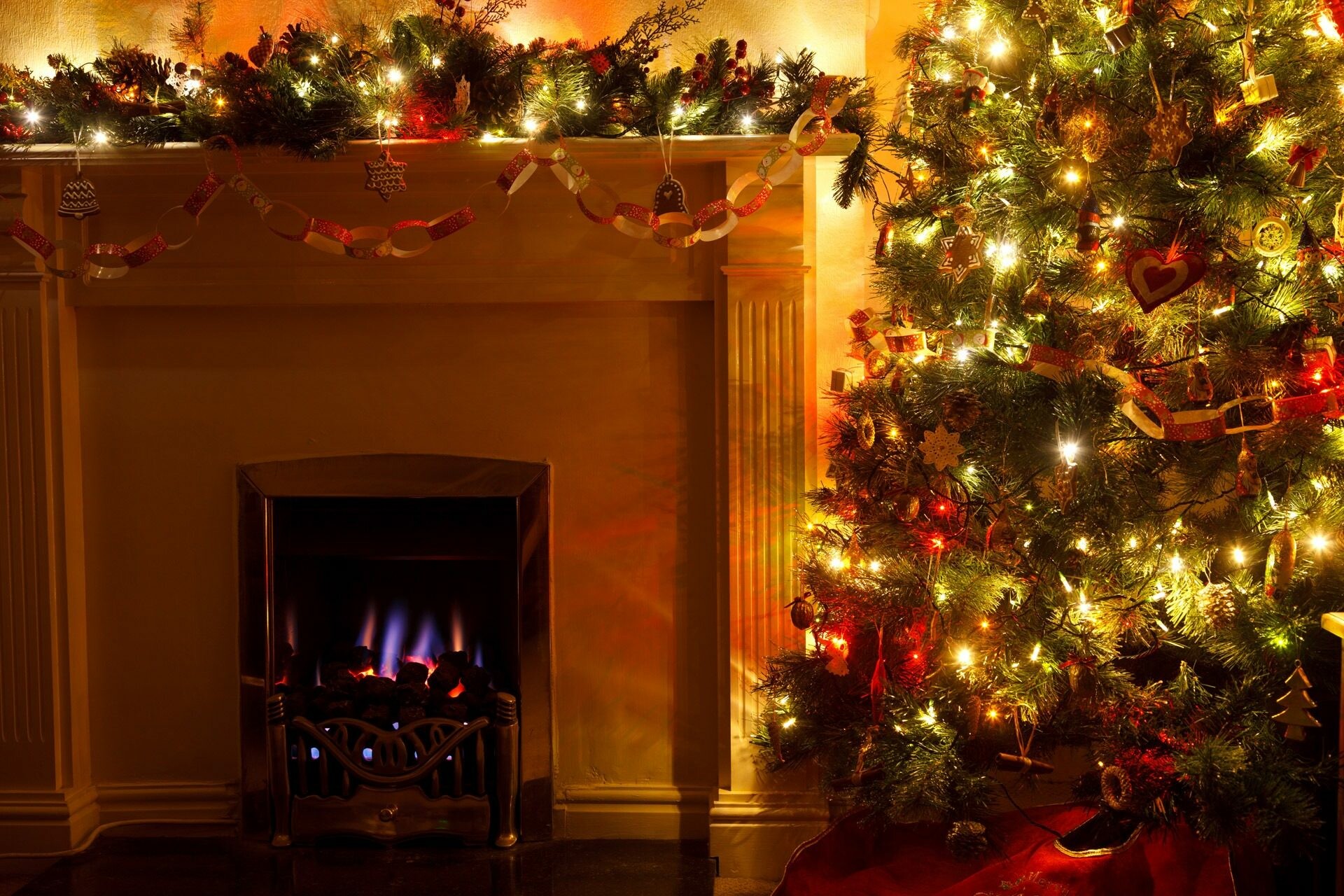 Christmas fireplace aesthetics, Vibrant holiday wallpapers, Festive cheer, Cozy atmosphere, 1920x1280 HD Desktop