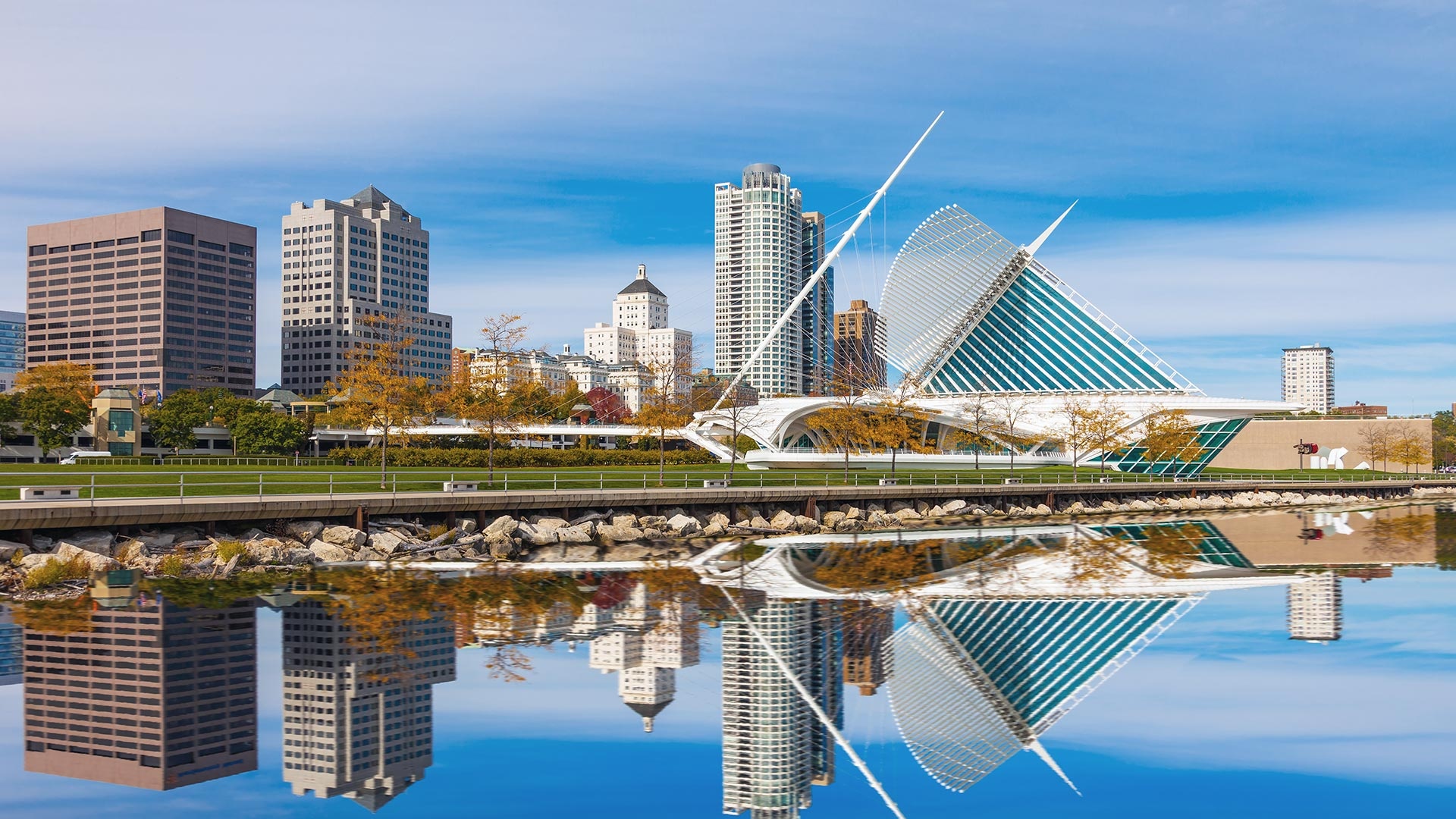 Milwaukee Skyline, Weekend guide, Marriott Bonvoy Traveler, Explore Milwaukee's charm, 1920x1080 Full HD Desktop