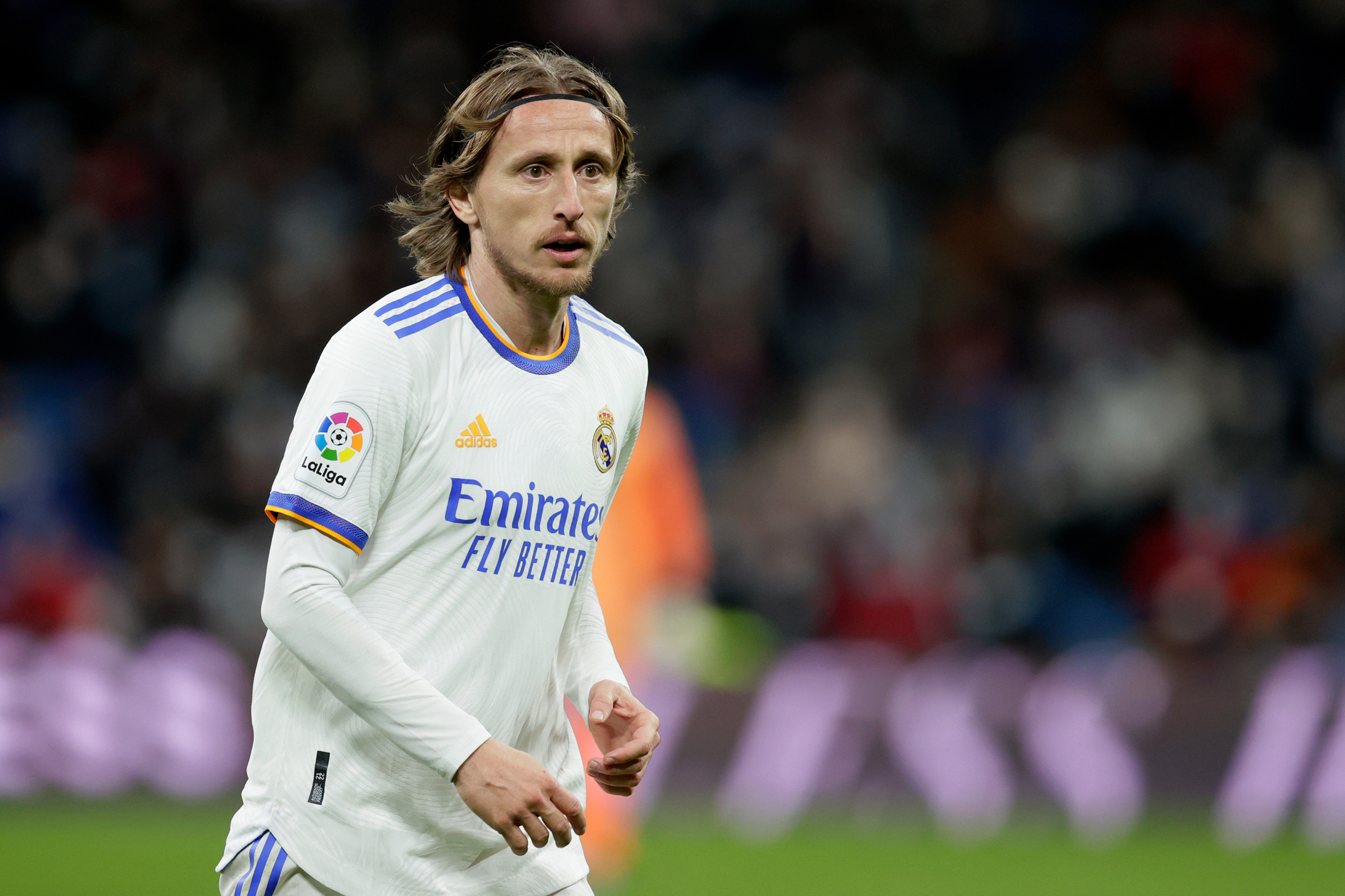 Luka Modrić, Real Madrid home kit, Blurred stadium crowd, HD Desktop wallpaper