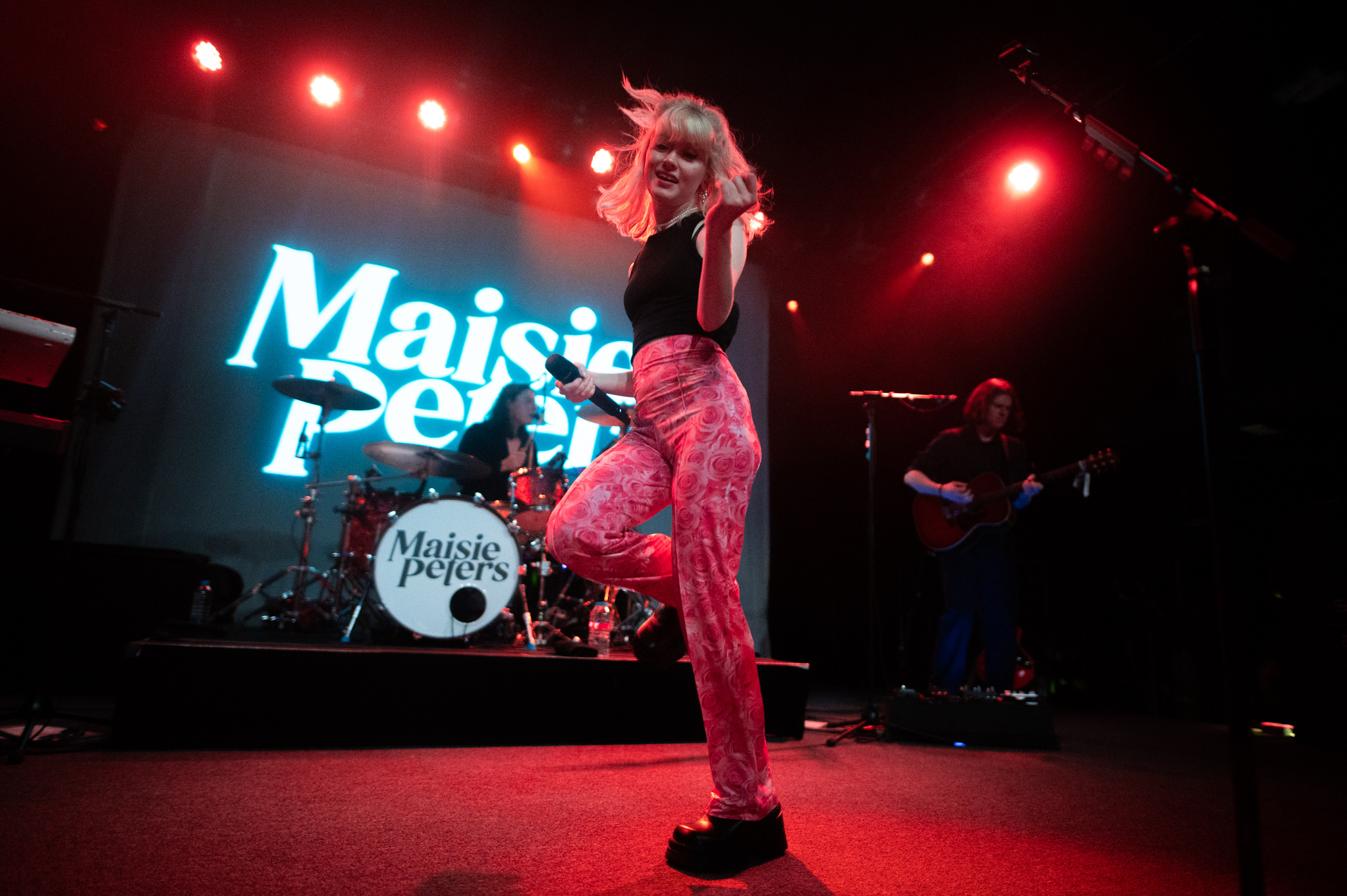 Maisie Peters, Live performance with Jonah Kagen, Cambridge, MA, 2050x1370 HD Desktop