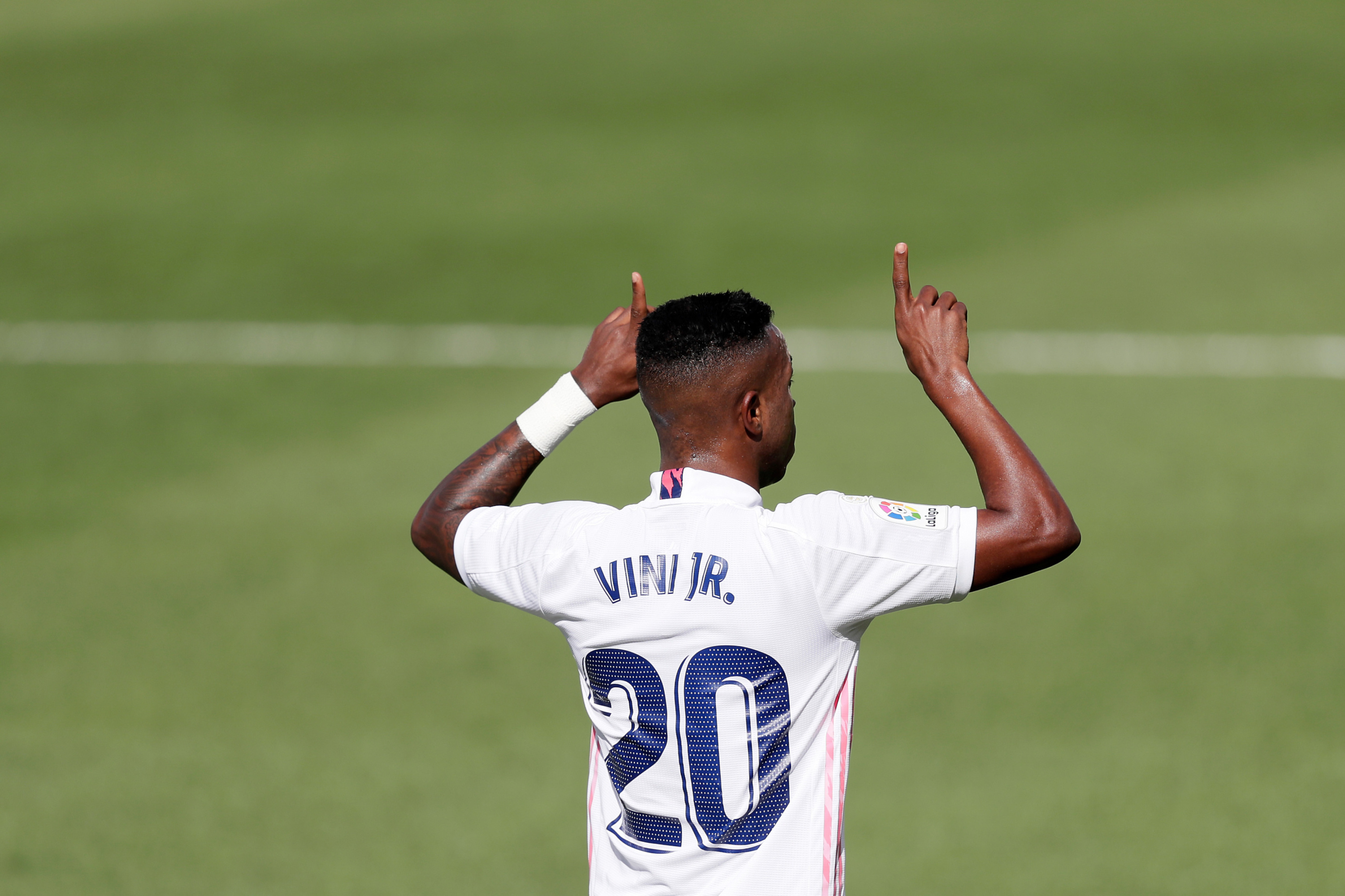Vinícius Júnior, Real Madrid 20 jersey, Green football pitch, HD Desktop wallpaper
