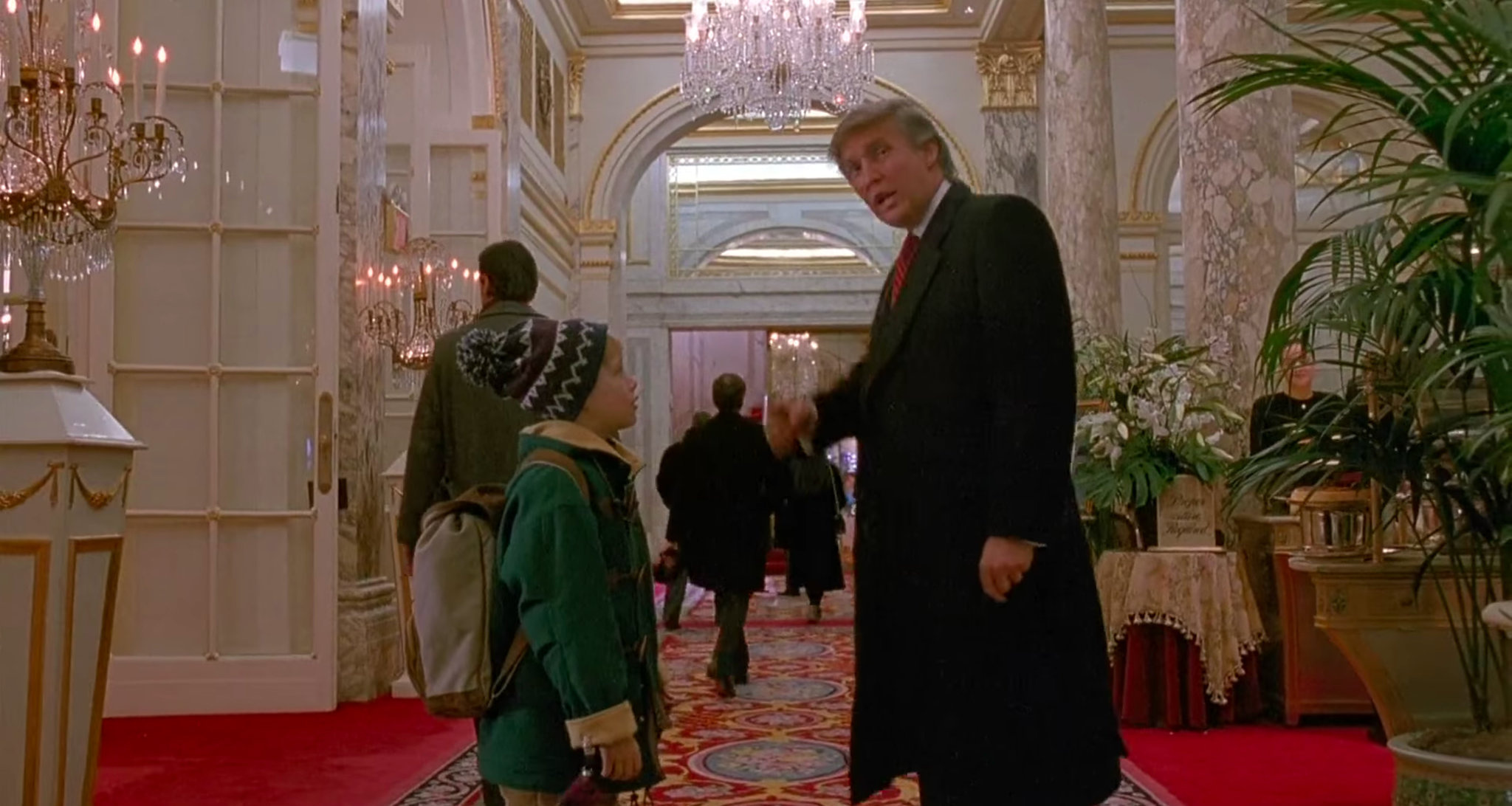 Home Alone 2, Controversial scene, Trump cameo, Media backlash, 2050x1100 HD Desktop