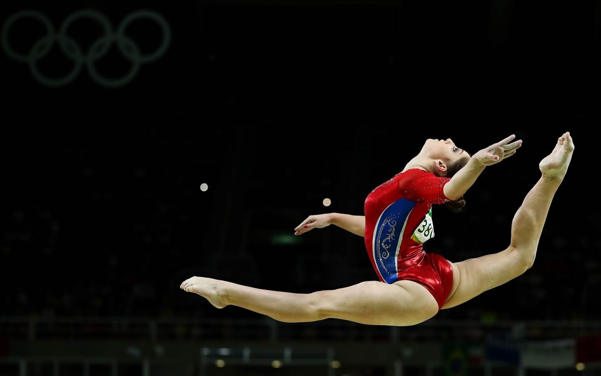 Aliya Mustafina, Balance Beam Wallpaper, 1920x1210 HD Desktop