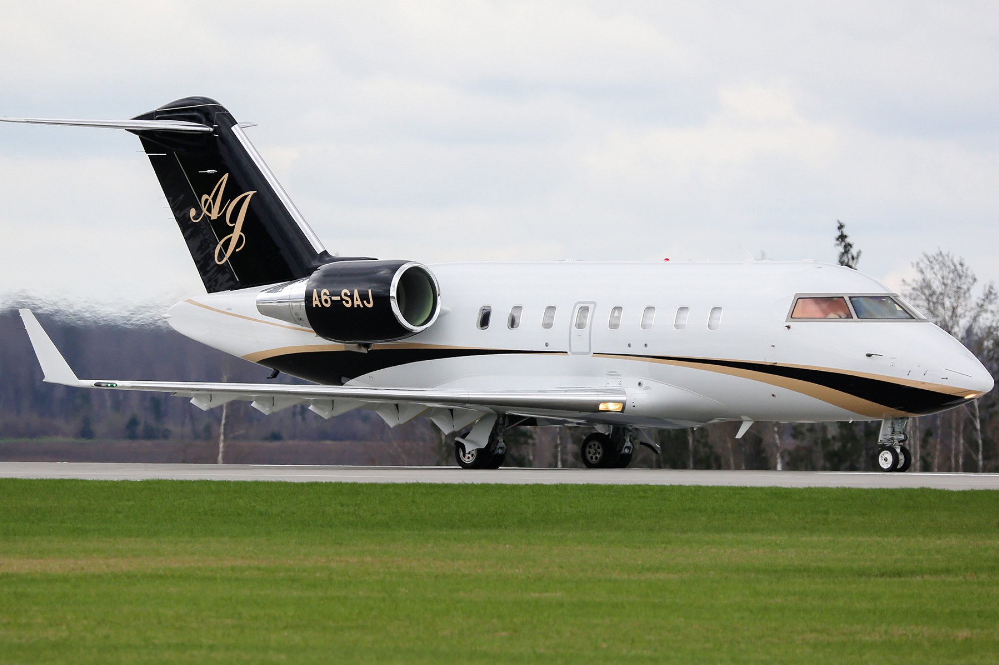 Bombardier Challenger 605, A6 SAJ, Gulf Wings, Onespotter. com, 2000x1340 HD Desktop