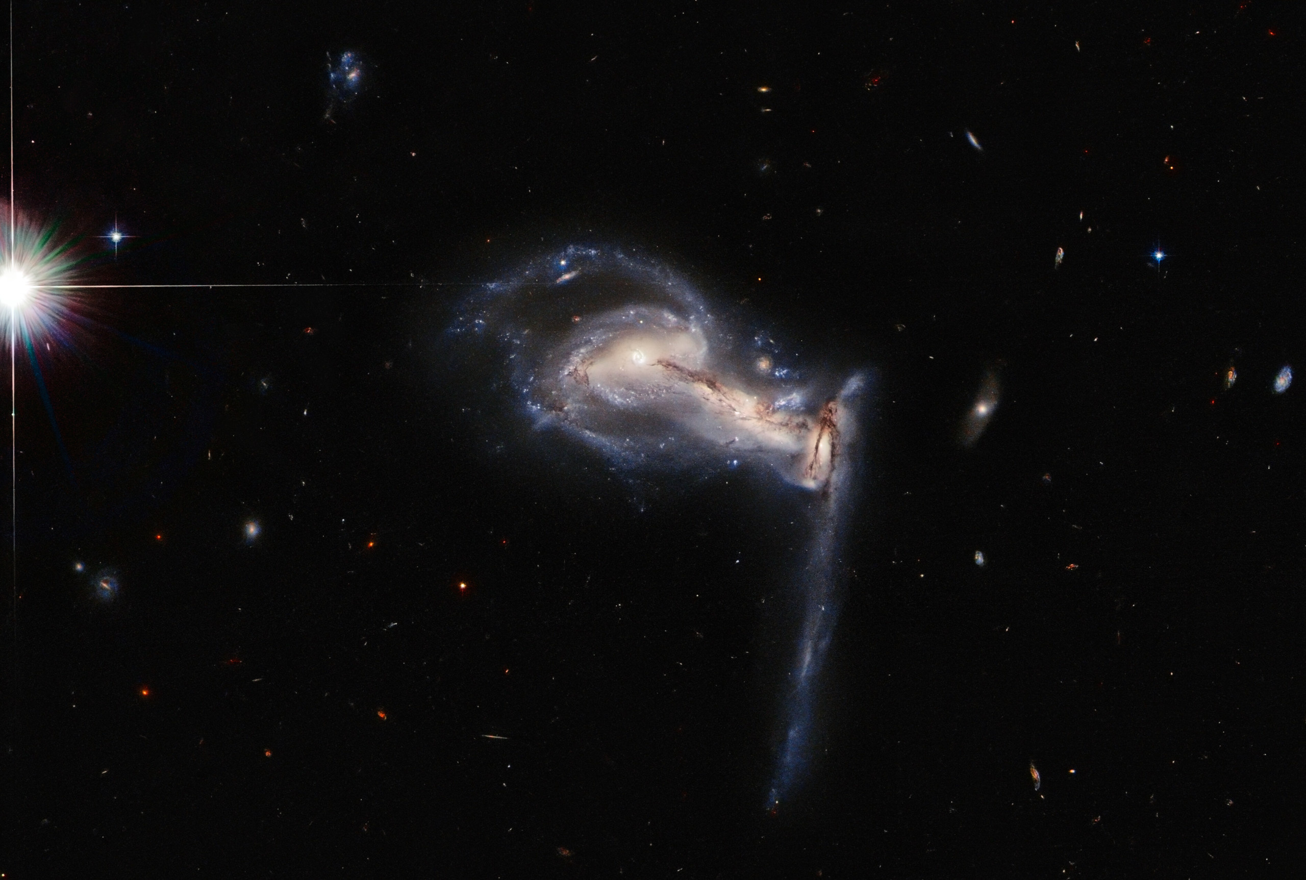 UGC 4653, Hubble Wallpaper, 2560x1730 HD Desktop