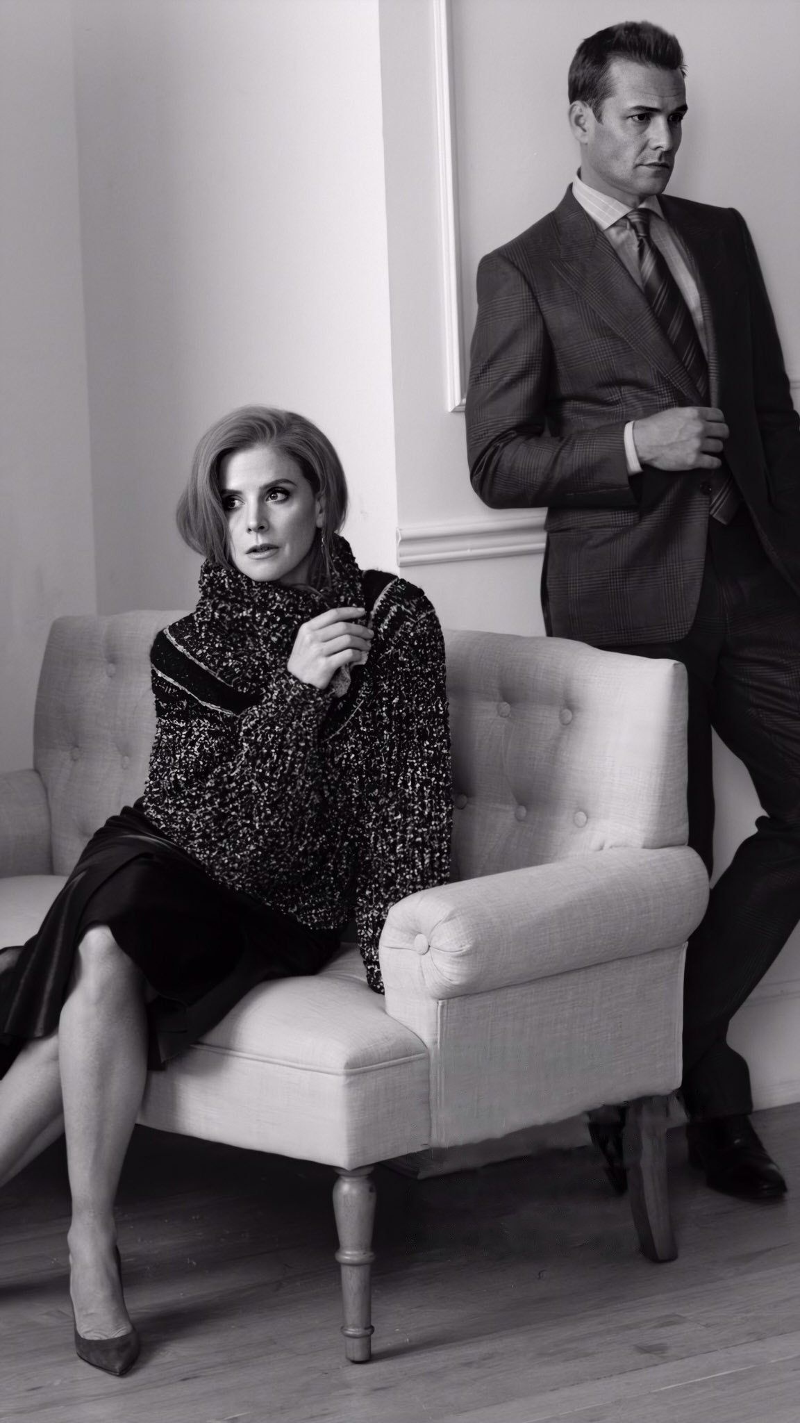 Sarah Rafferty, Gabriel Macht, Tufted settee sofa, HD Phone wallpaper