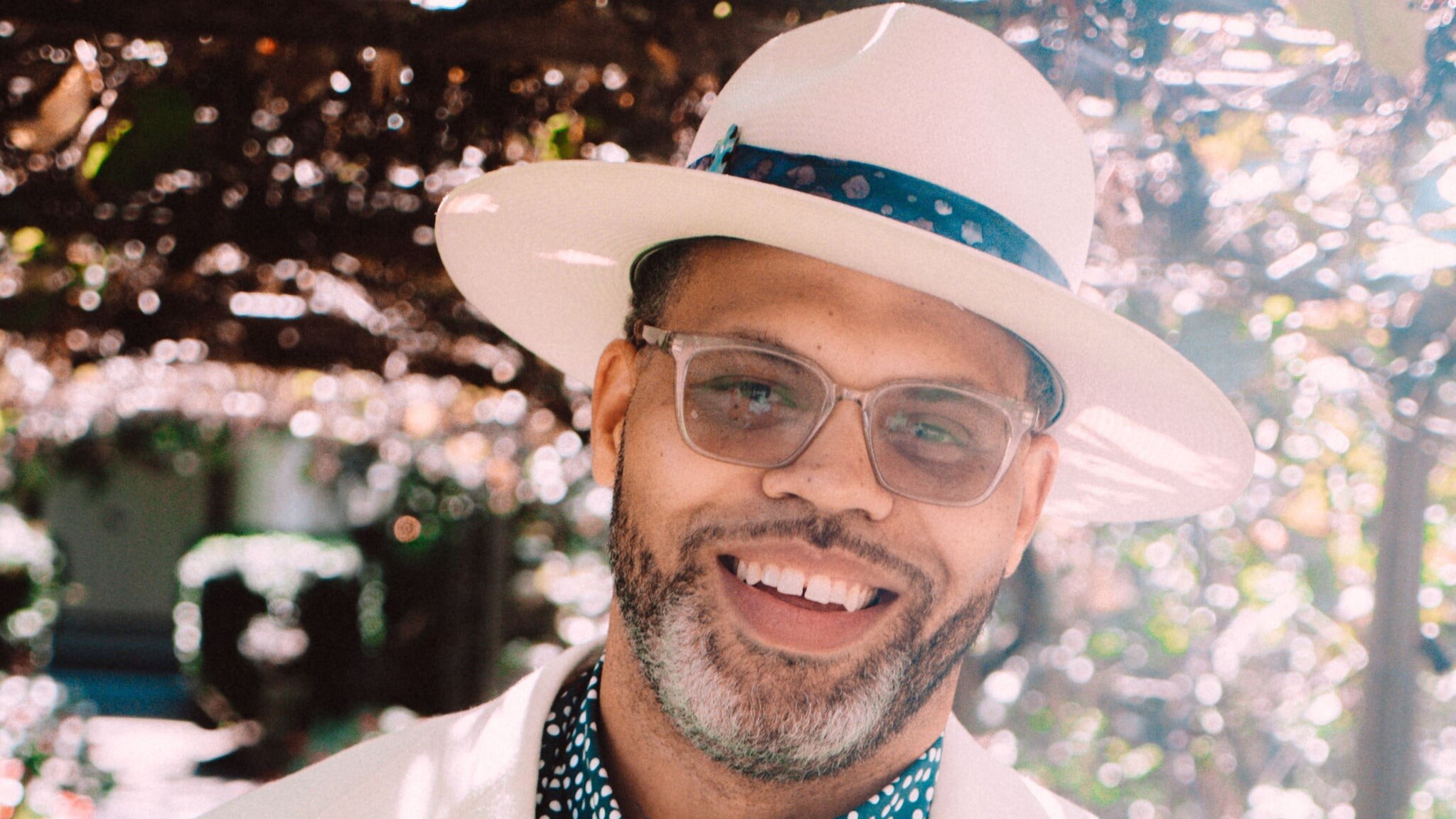 Eric Roberson, Sensational vocals, Groove-infused beats, Memorable live performances, 2050x1160 HD Desktop