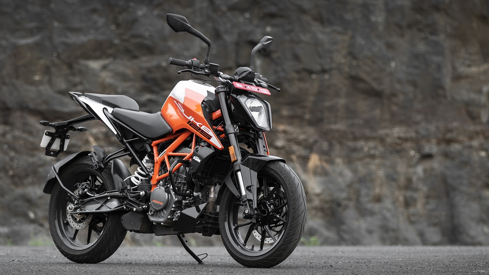 Ktm 125 duke road price hot sale