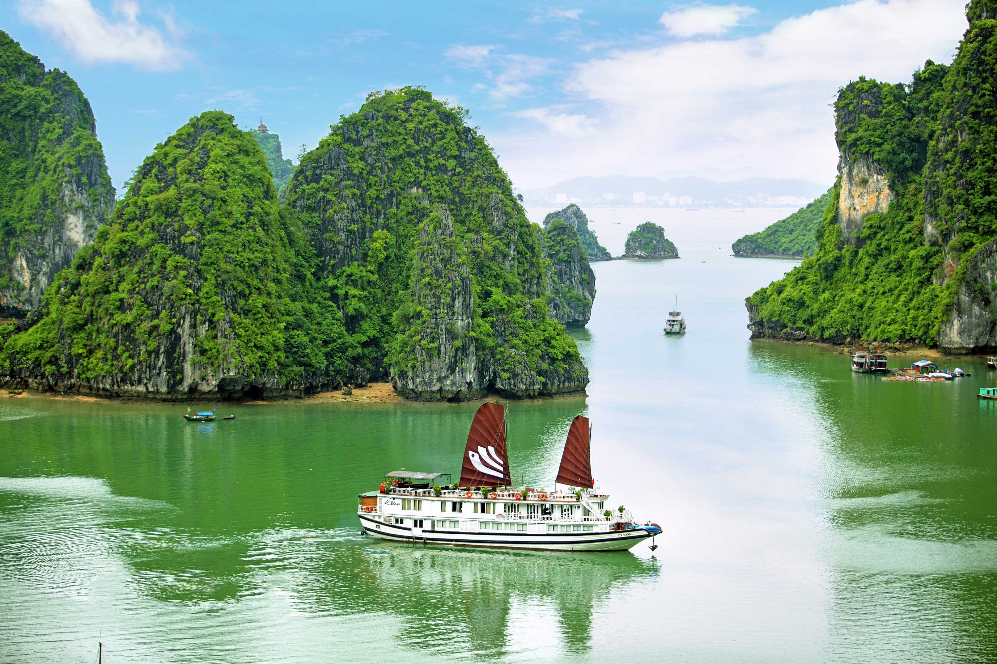 Halong Bay, Breathtaking wallpaper, Tranquil atmosphere, Serene escape, 3230x2150 HD Desktop