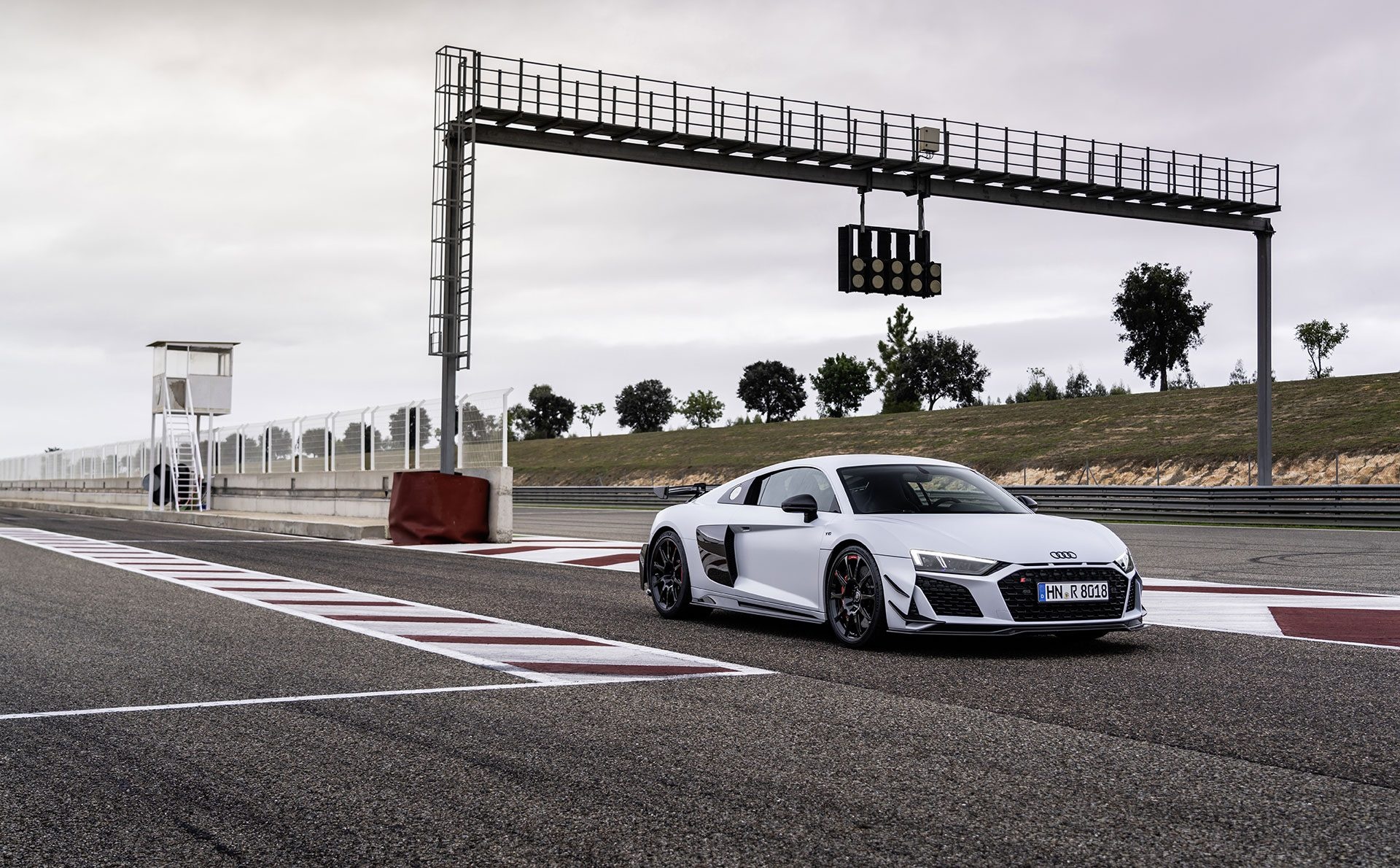 Audi R8 GT RWD, racetrack starting gantry, curb markings, HD Desktop wallpaper