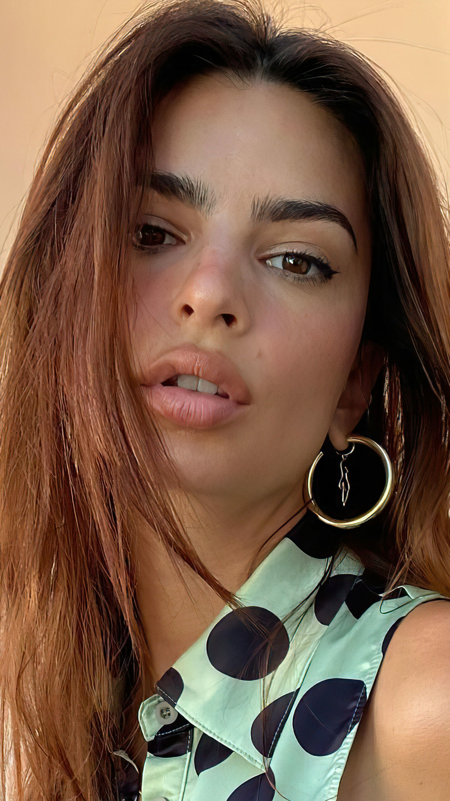 2021 mobile wallpaper, Emily Ratajkowski, Ultra HD beauty, Stylish and chic, 1440x2560 HD Phone