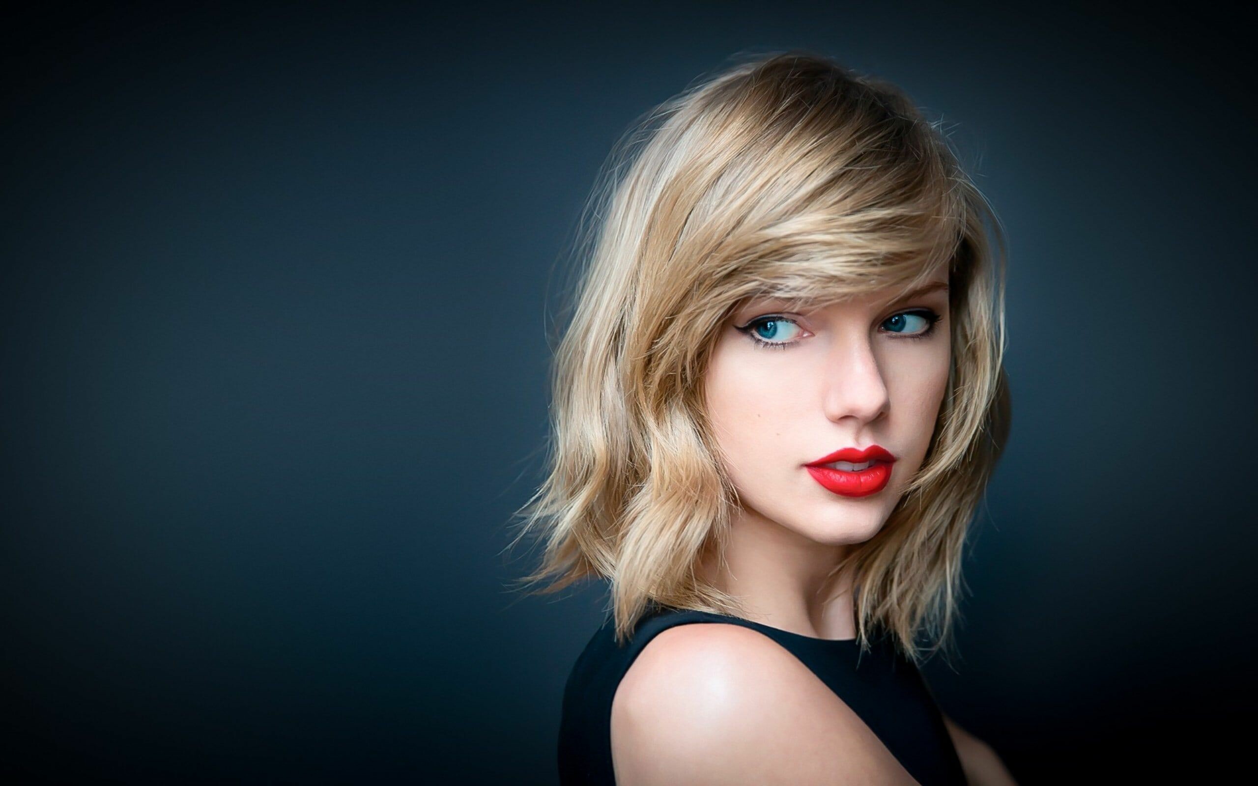 Taylor Swift, Energetic performances, Mesmerizing vocals, Live shows, 2560x1600 HD Desktop