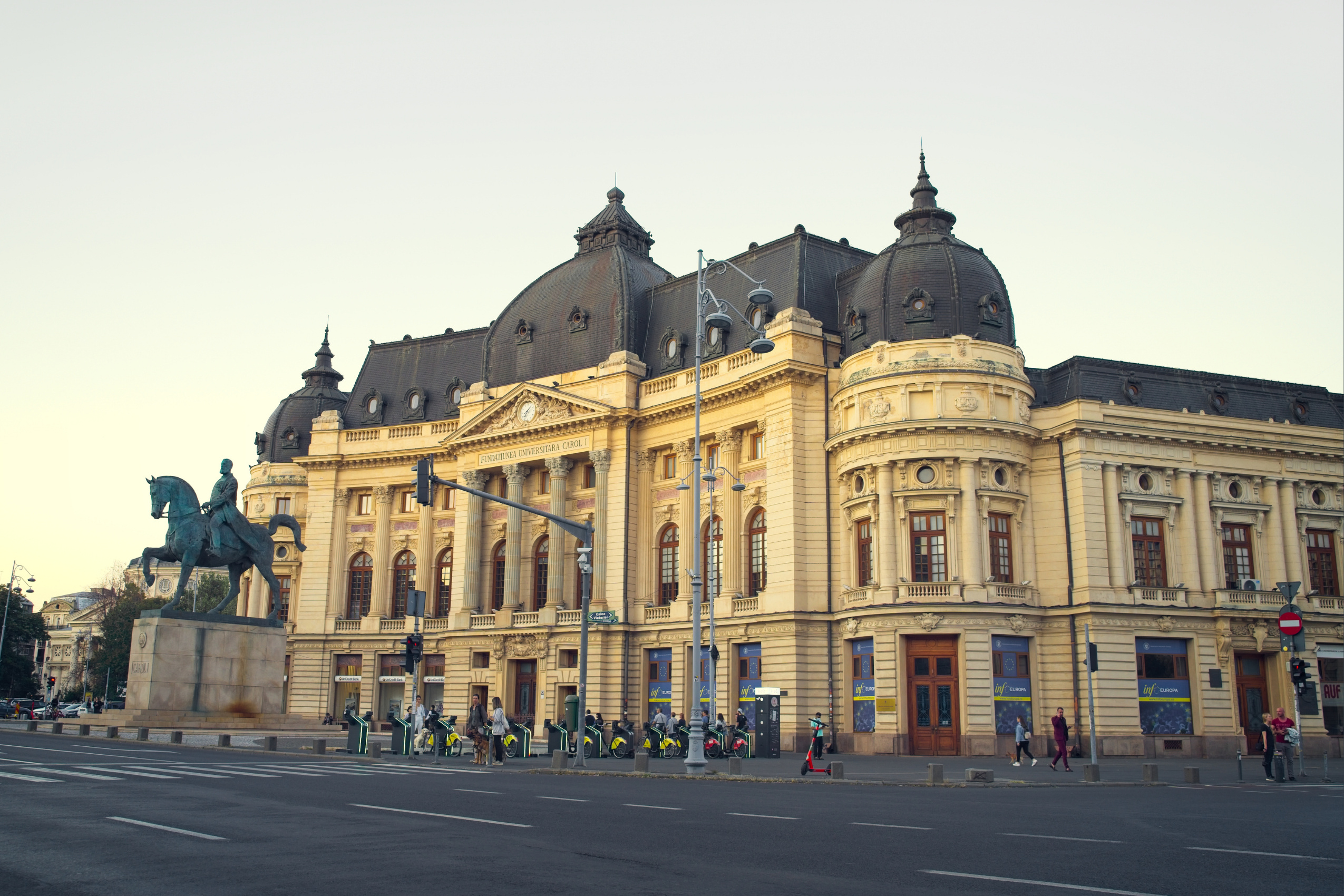 Bucharest dining, Foodie paradise, Culinary exploration, Romanian gastronomy, 2550x1700 HD Desktop