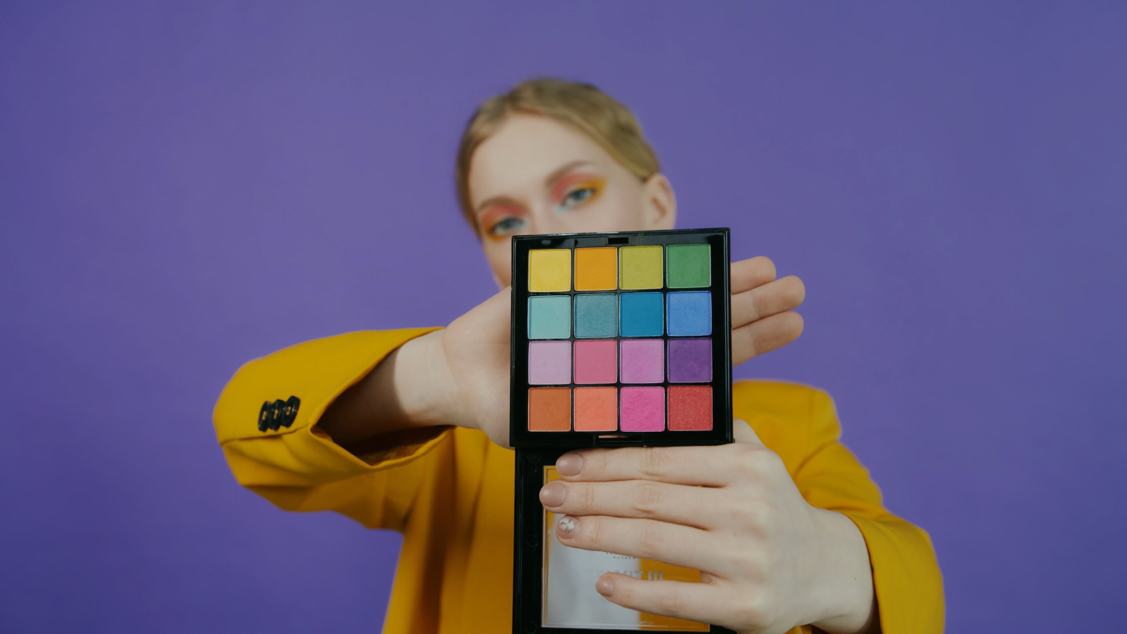 Pose with makeup palette, Model beauty, 3840x2160 4K Desktop