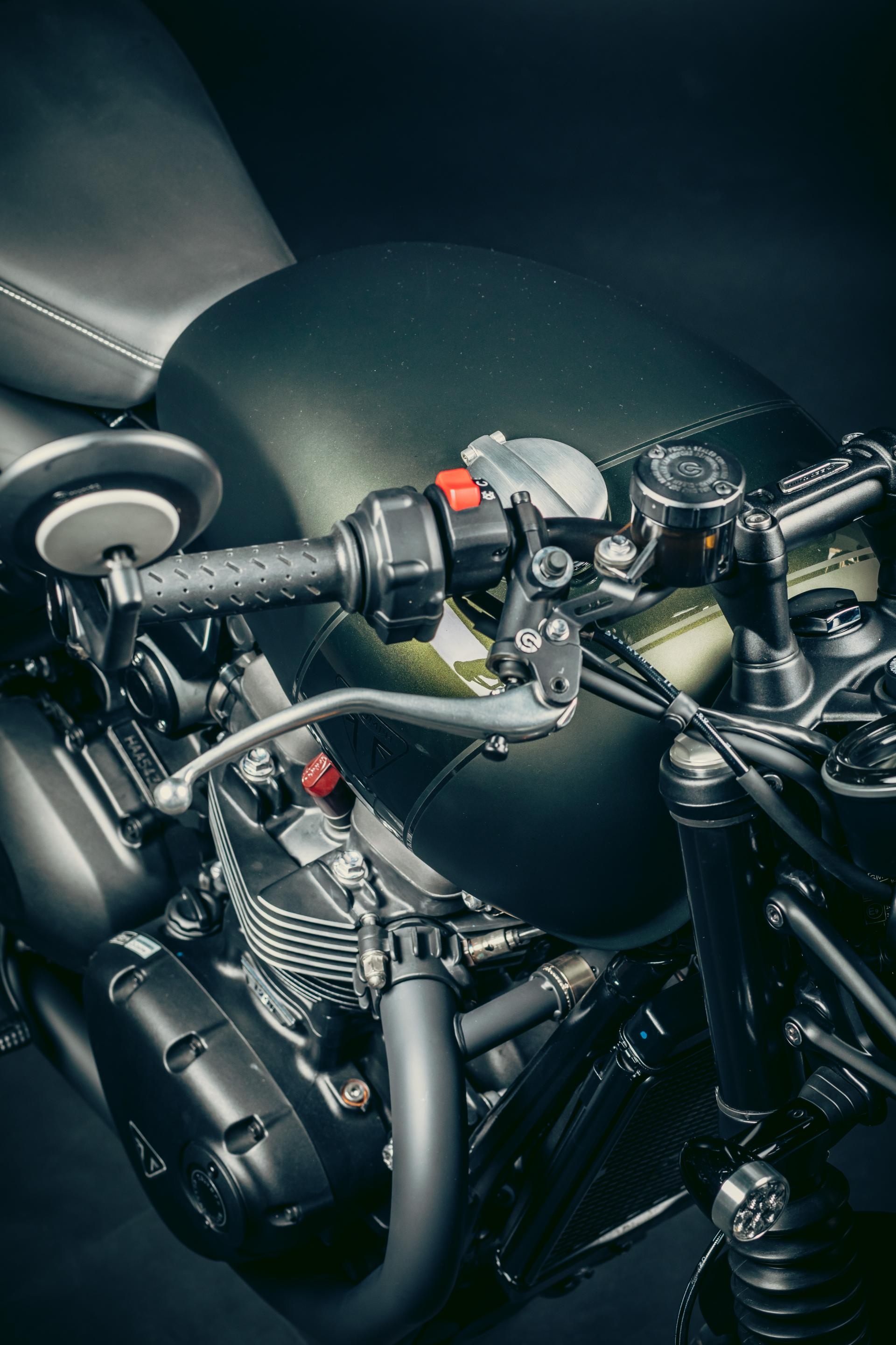 Triumph Street Twin, Paris Avenue de la Grande Arme, 1920x2880 HD Phone