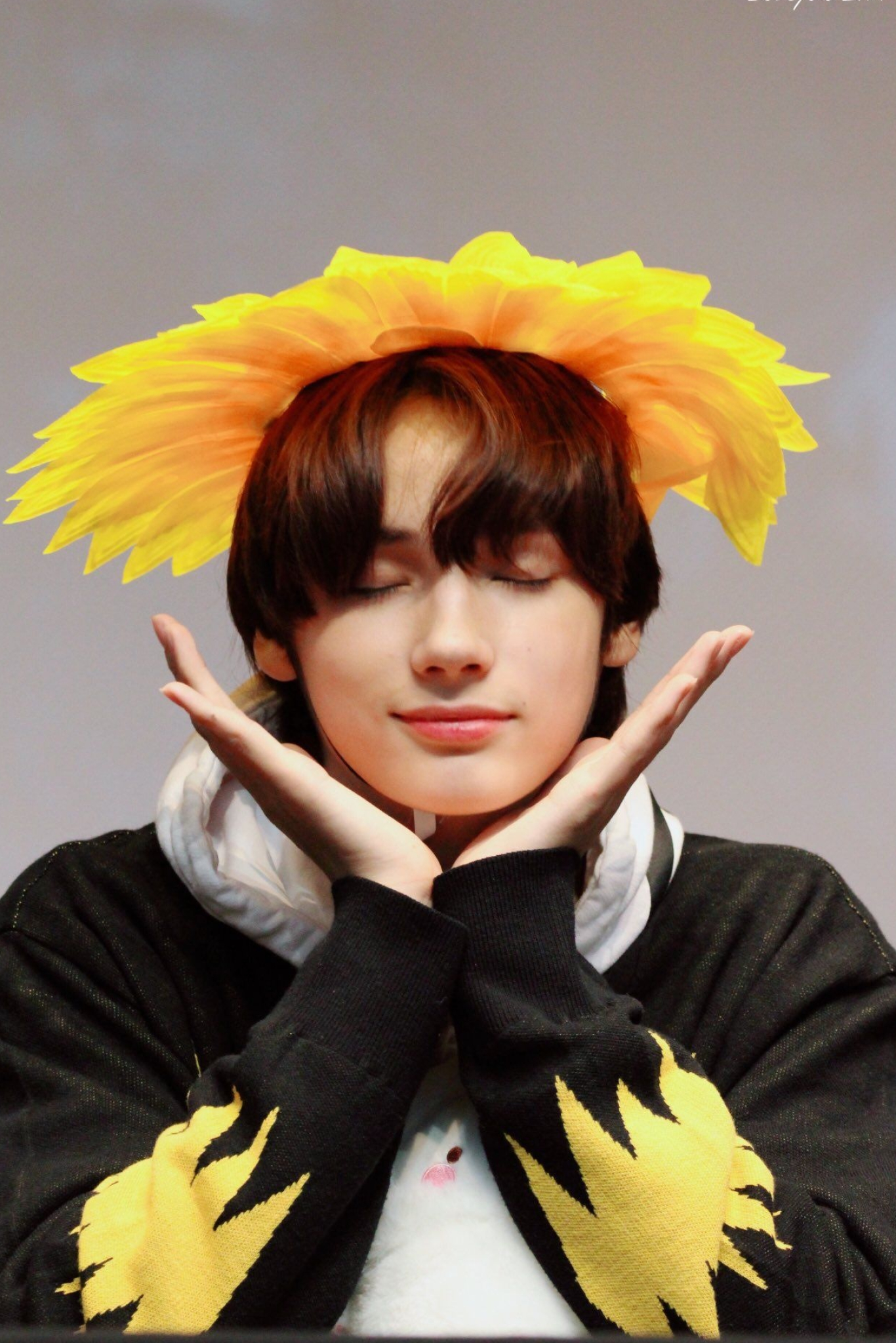 Hueningkai, Yellow sunflower headband, Flower pose gesture, HD Phone wallpaper