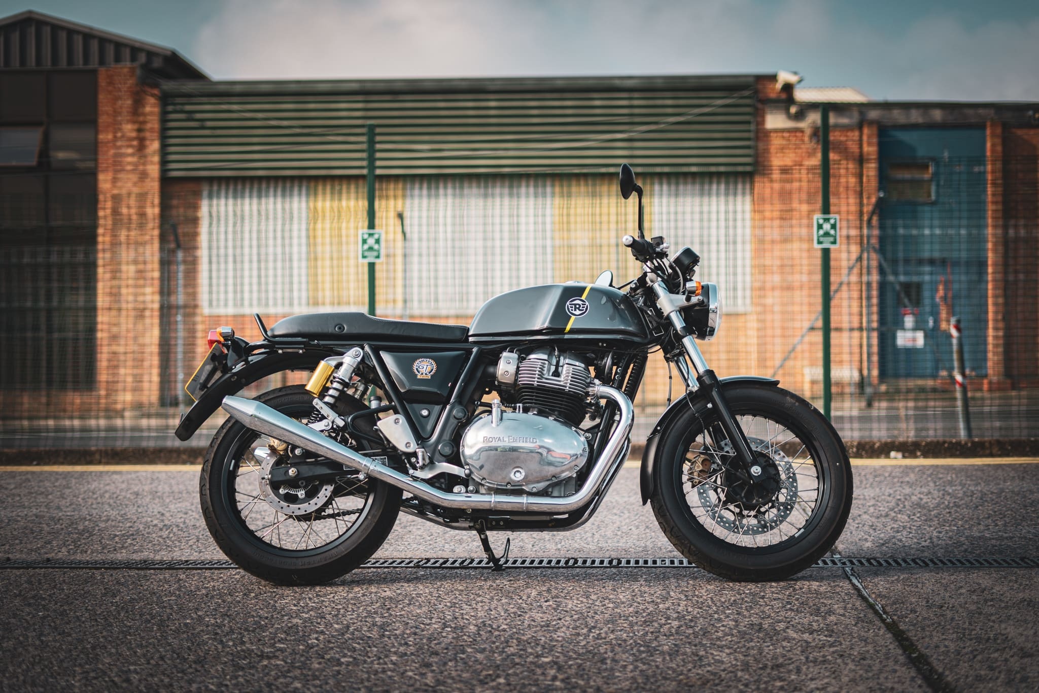 Royal Enfield Continental GT 650, Cafe racer motorcycle, Industrial brick building courtyard, HD Desktop wallpaper