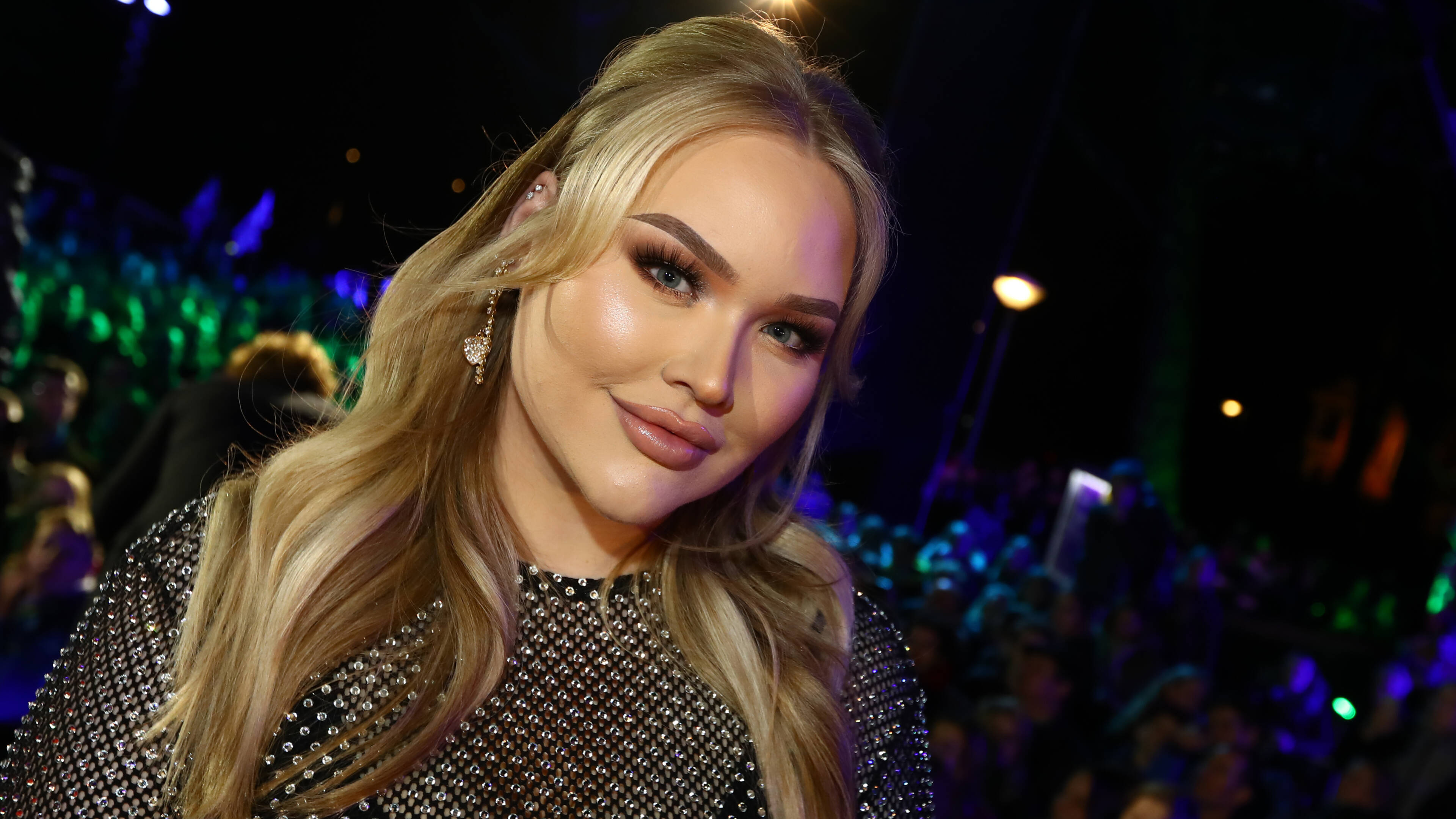 NikkieTutorials, Transgender revelation, Community support, NOS coverage, 3840x2160 4K Desktop