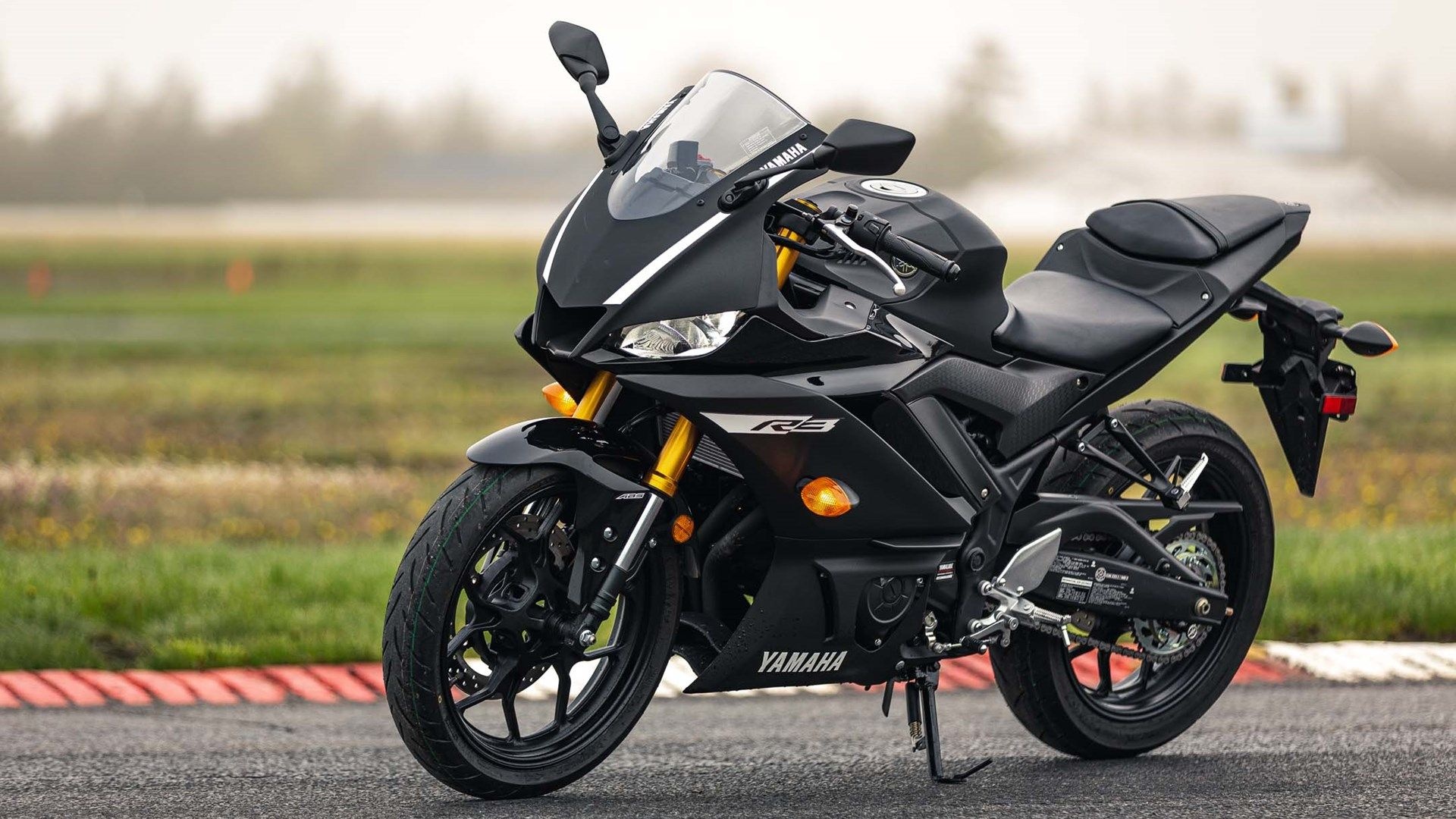 Yamaha YZF-R3, Sleek and stylish, Black color variant, Dynamic performance, 1920x1080 Full HD Desktop