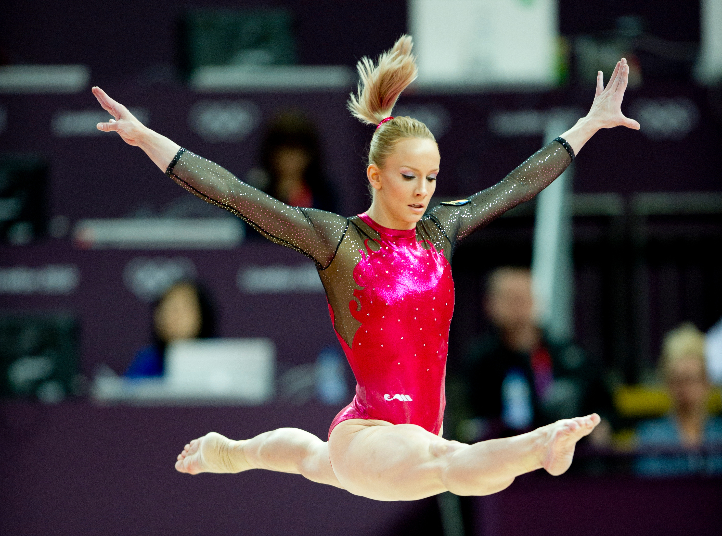 Artistic Gymnastics, Sports elegance, Graceful movements, Acrobatic displays, 2840x2110 HD Desktop