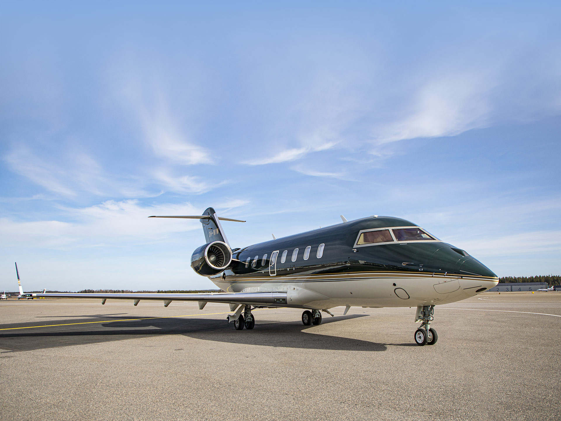 Bombardier Challenger 604, Airport tarmac, Deep green and white livery, HD Desktop wallpaper