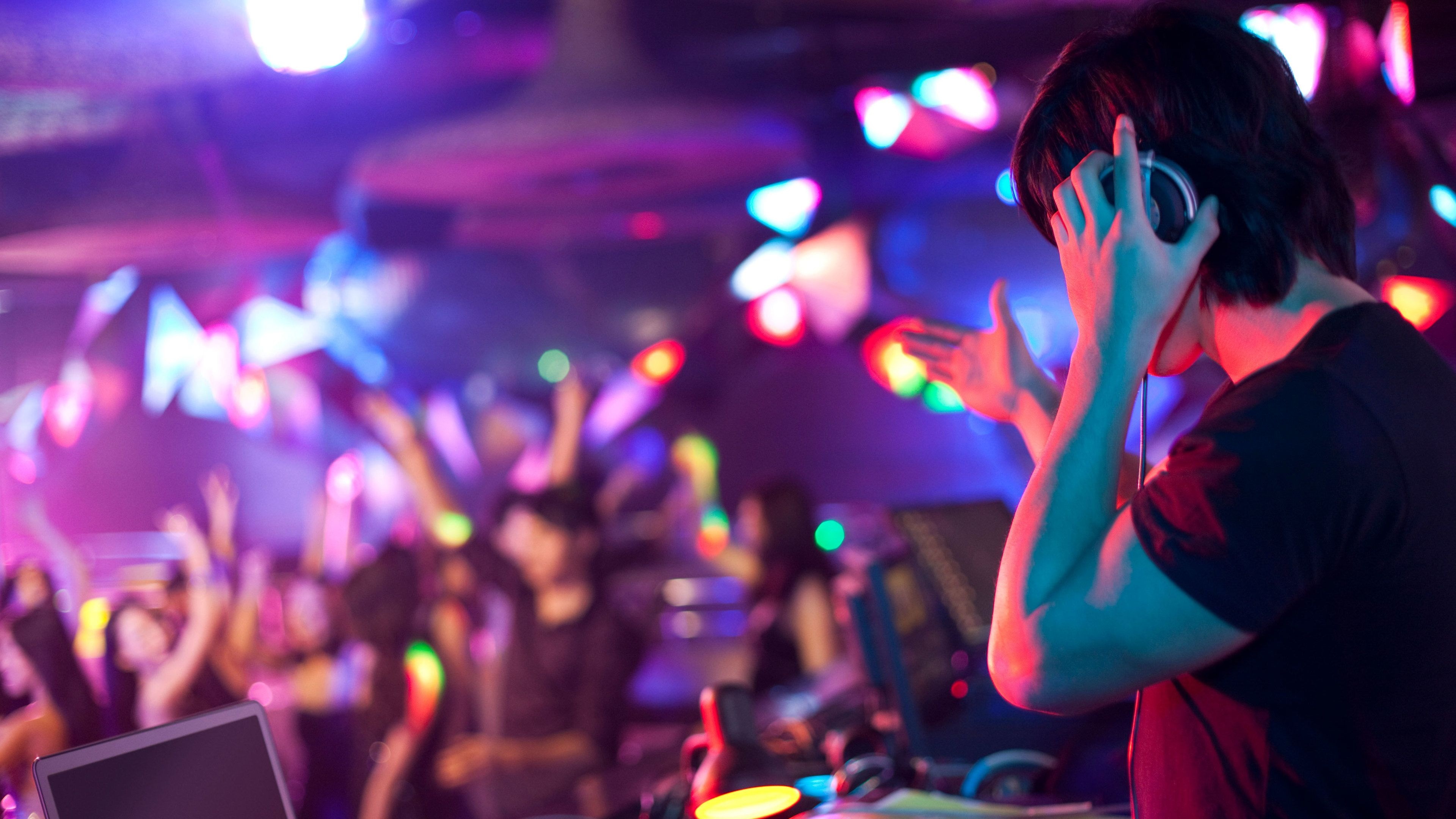 Rio de Janeiro nightlife, Nightclub tour, Dynamic atmosphere, Vibrant energy, 3840x2160 4K Desktop