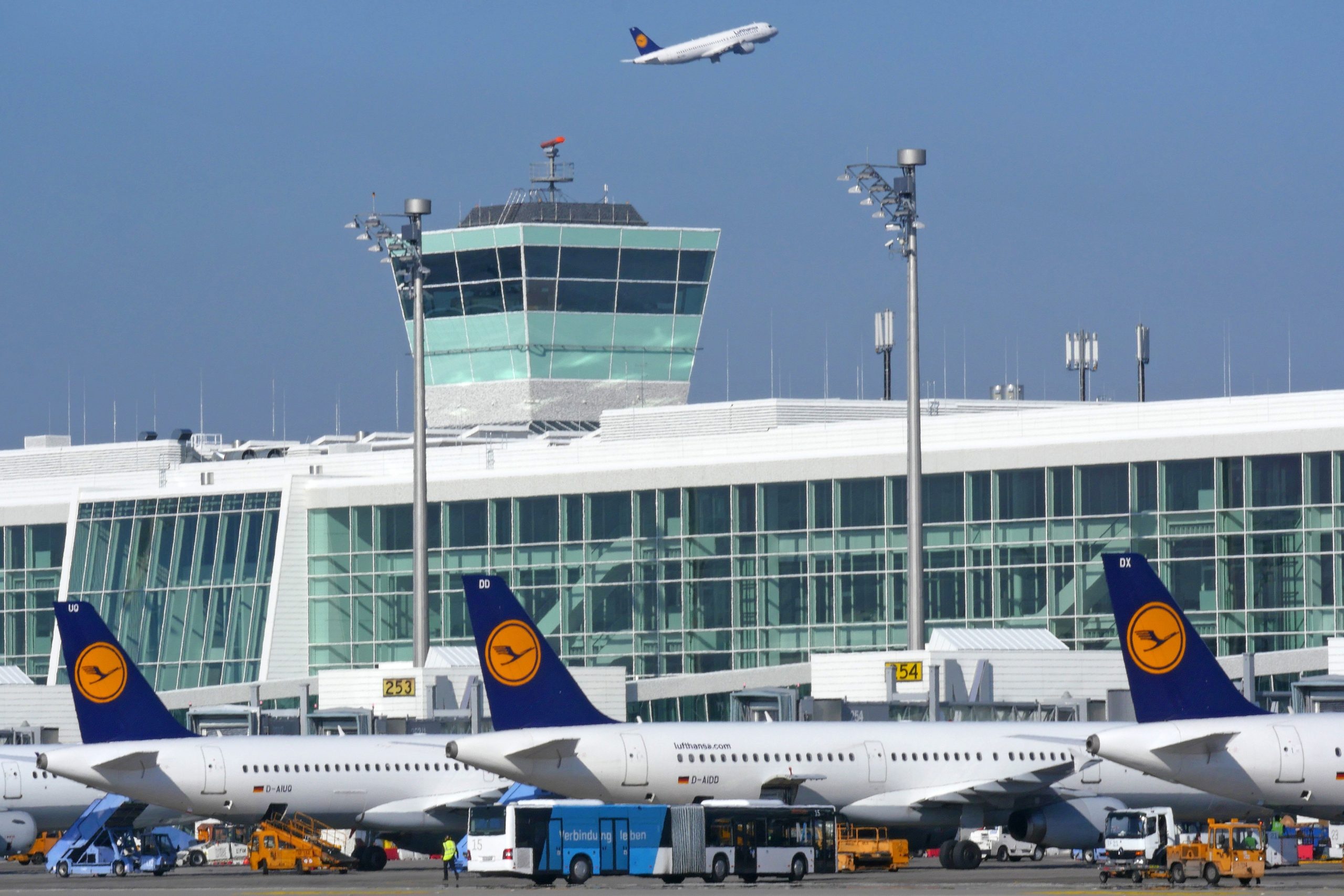 Munich Airport, Renewable bio-methane powered bus, 2560x1710 HD Desktop