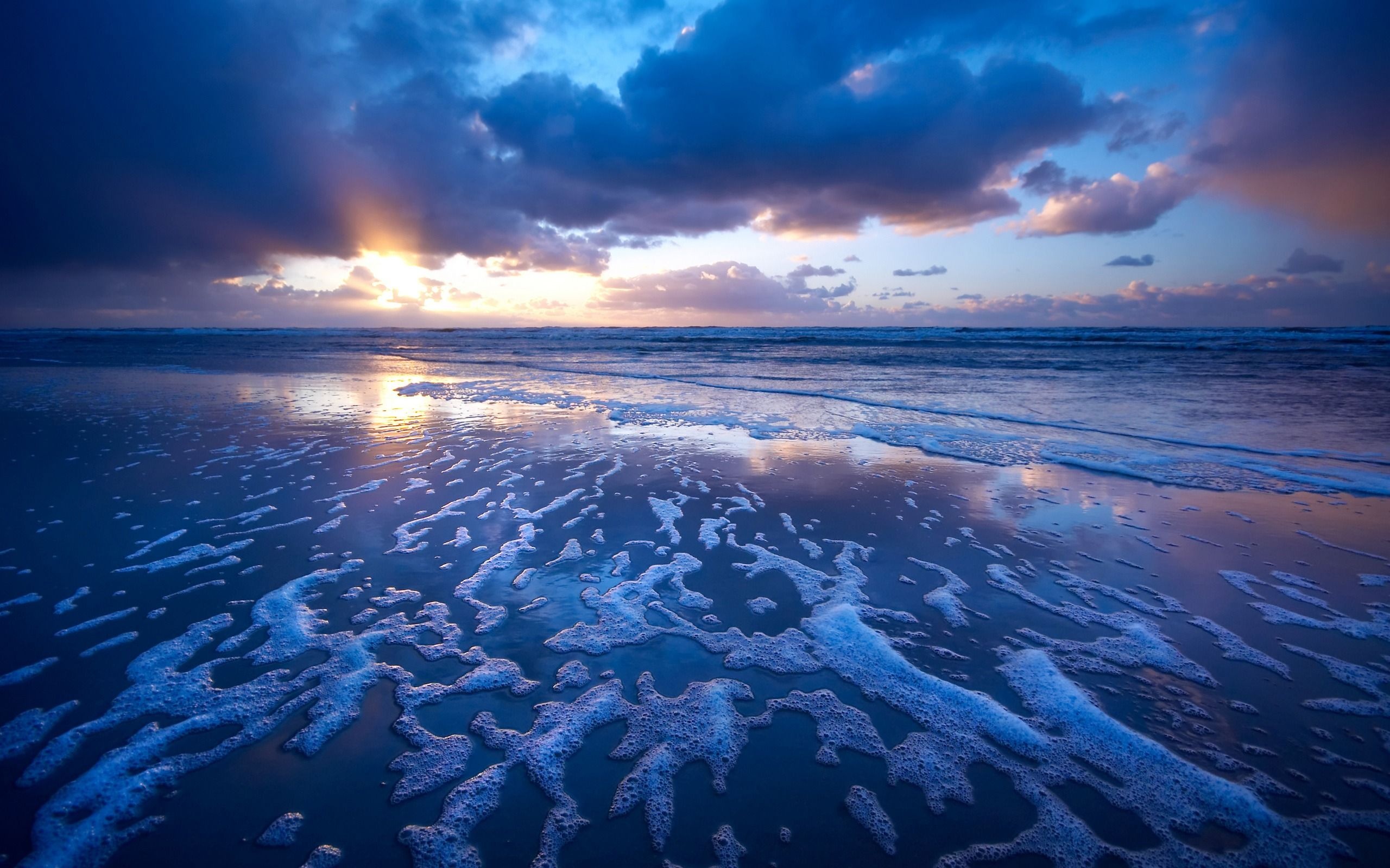 sea foam on shore, cloudy ocean sunset, reflective wet sand, HD Desktop wallpaper