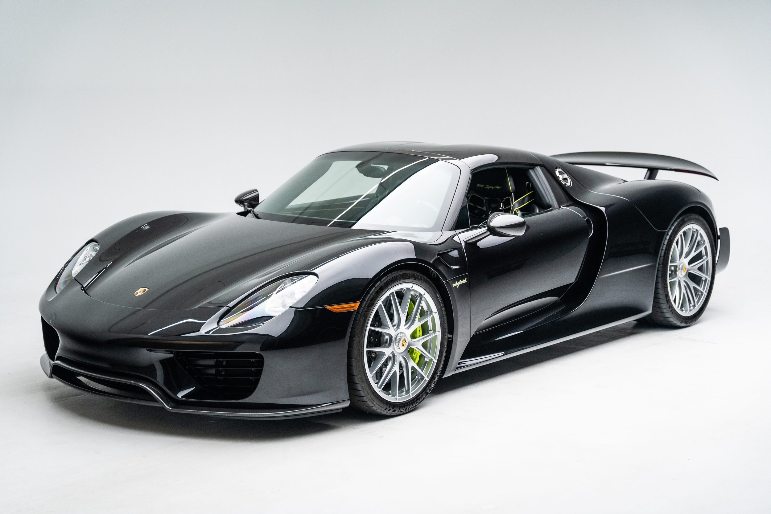Porsche 918 Spyder, Acid green brake calipers, White studio backdrop, HD Desktop wallpaper