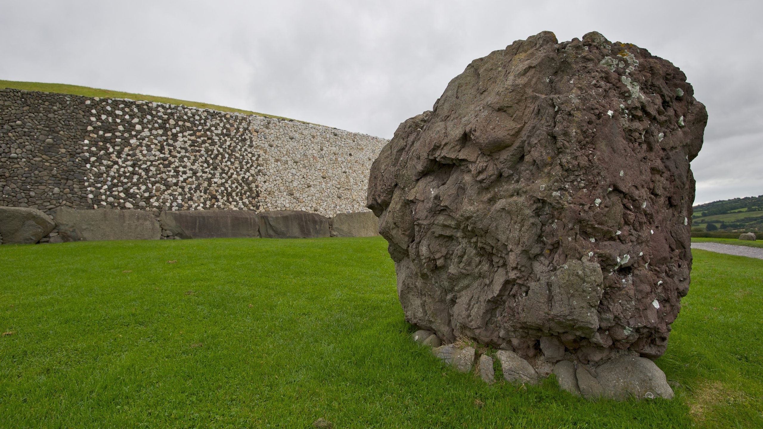 Newgrange, County Meath, Travel guide, Explore Ireland, 2560x1440 HD Desktop
