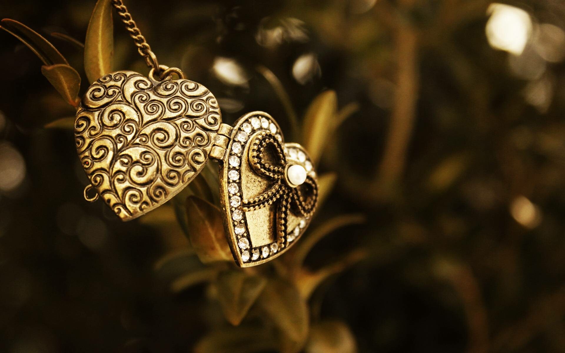 Luxurious jewelry, Pristine accessories, Precious gemstones, Exquisite craftsmanship, 1920x1200 HD Desktop