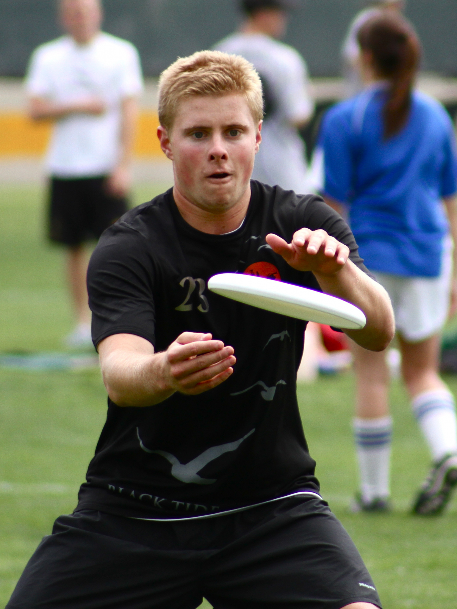 Ultimate frisbee wallpapers, HD sport wallpapers, Dynamic frisbee action, Flying disc frenzy, 1540x2050 HD Phone